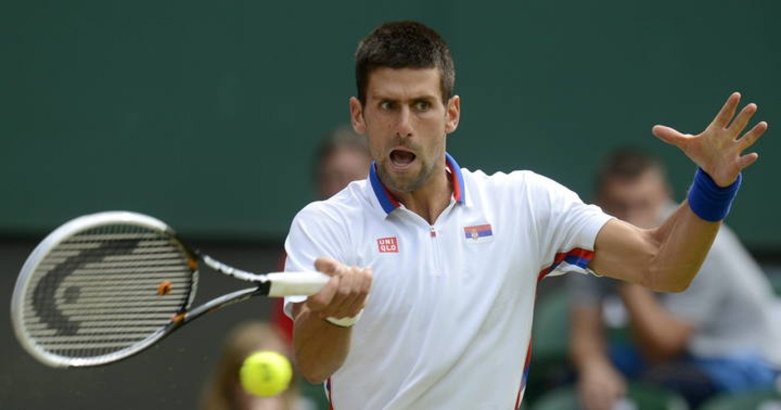 El tenista serbio Novak Djokovic devuelve la bola al australiano Lleyton Hewitt, durante los Juegos Olímpicos de Londres 2012.