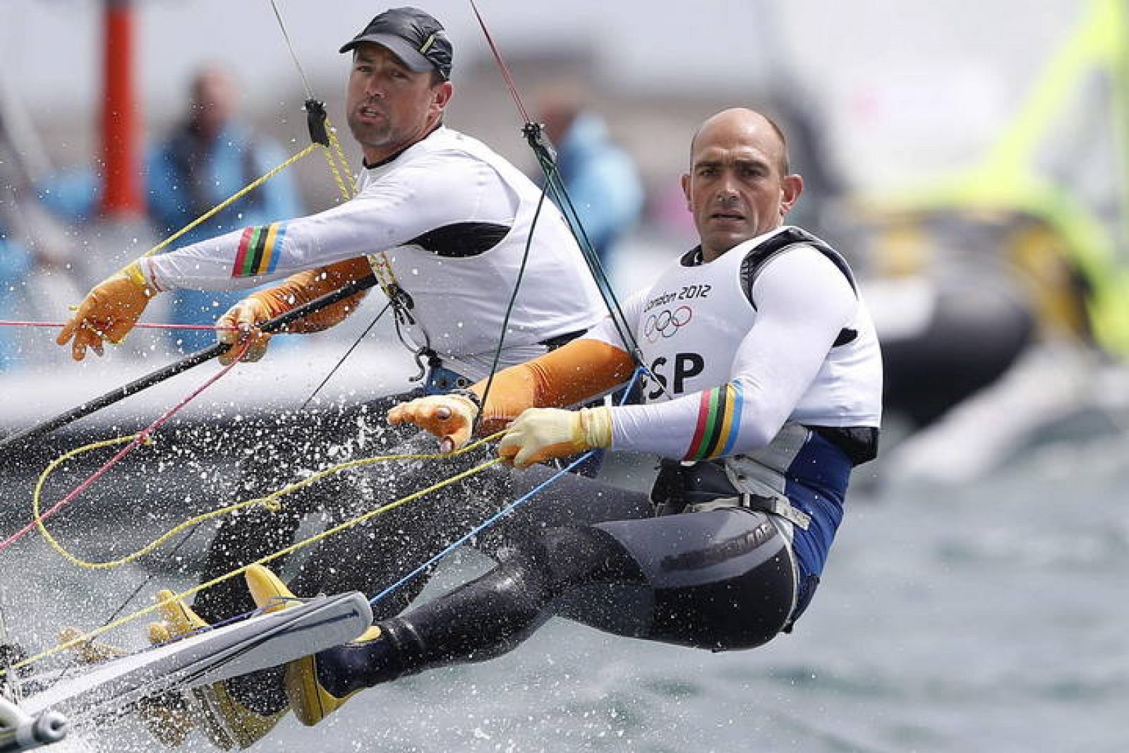 Los españoles Iker Martinez (i) y Xabi Fernandez, disputan la prueba de 49er en la competición olímpica de vela que tiene en la localidad de Weymouth.
