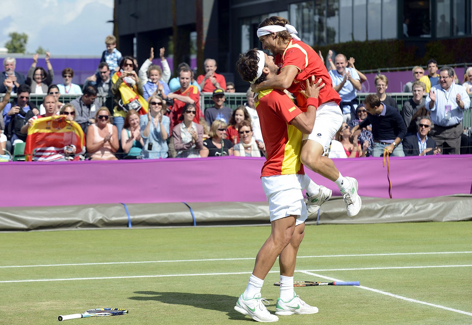 Los tenistas españoles David Ferrer (d) y Feliciano López (i) celebran su triunfo en el partido de dobles