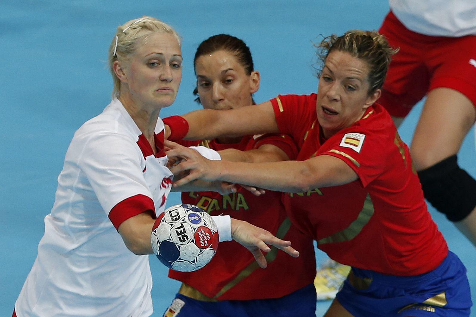 La jugadora de la selección española Andrea Barno (c) defiende a la jugadora de Dinamarca Rikke Skov (i) en el Copper Box de Londres.