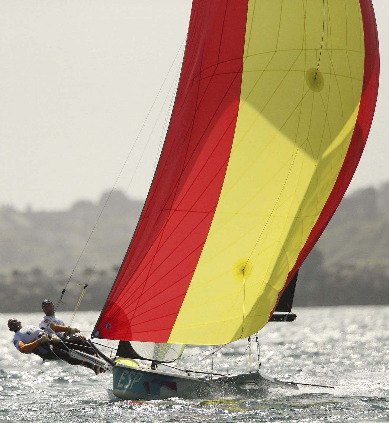 Los españoles Iker Martinez de Lizarduy y Xabier Fernandez Gaztanaga  durante la prueba de vela 49er masculino de los Juegos Olímpicos 2012.