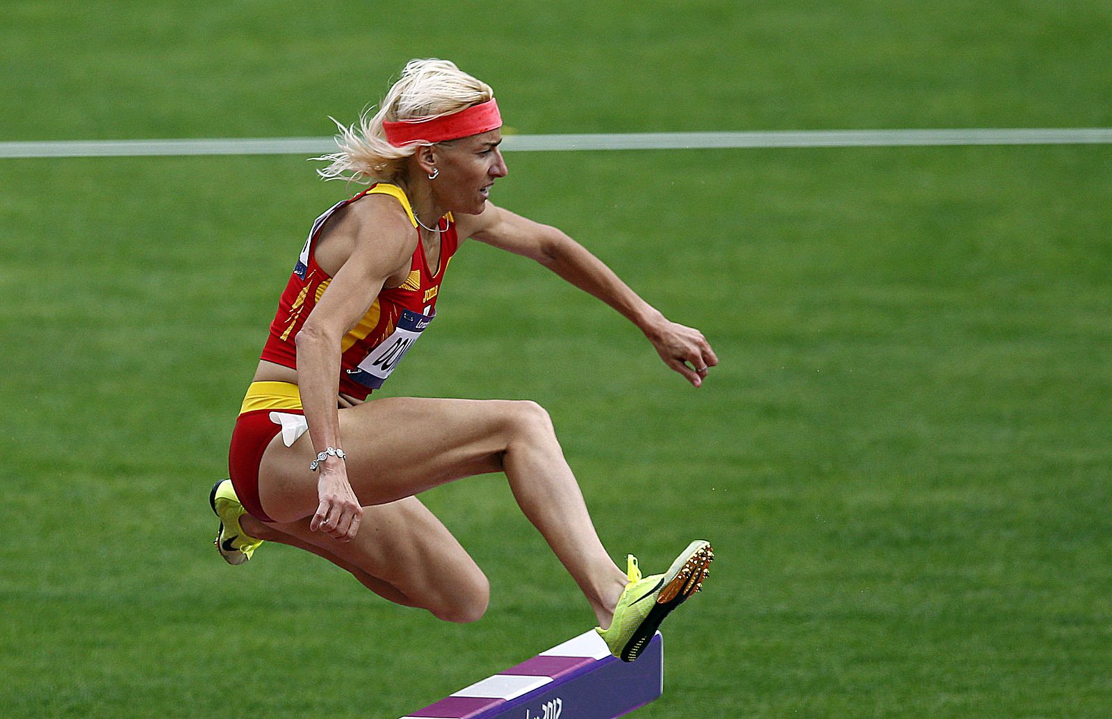 La atleta española Marta Domínguez durante su serie de los 3000 metros obstáculos en Londres.