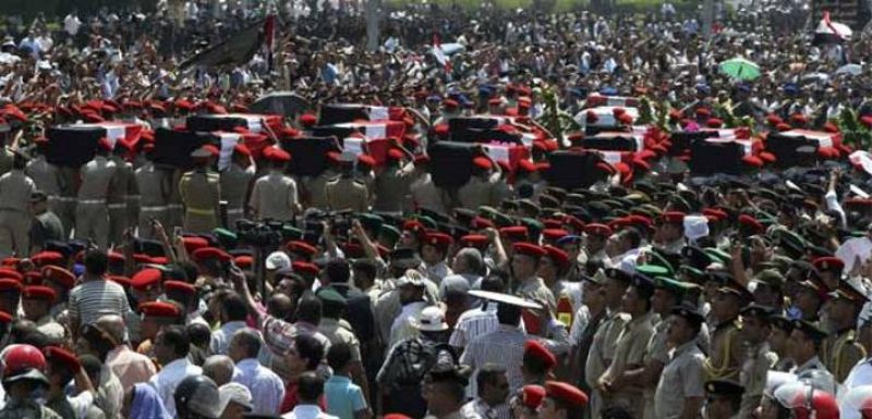 Funeral de los 16 soldados y policías egipcios fallecidos en un ataque al norte de la peníncula del Sinaí