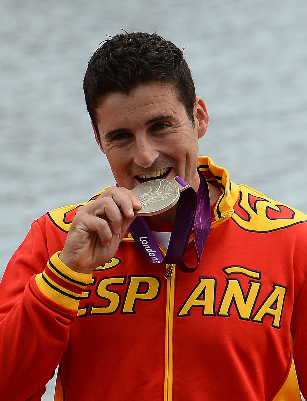 David Cal sonríe en el podio con su medalla de plata