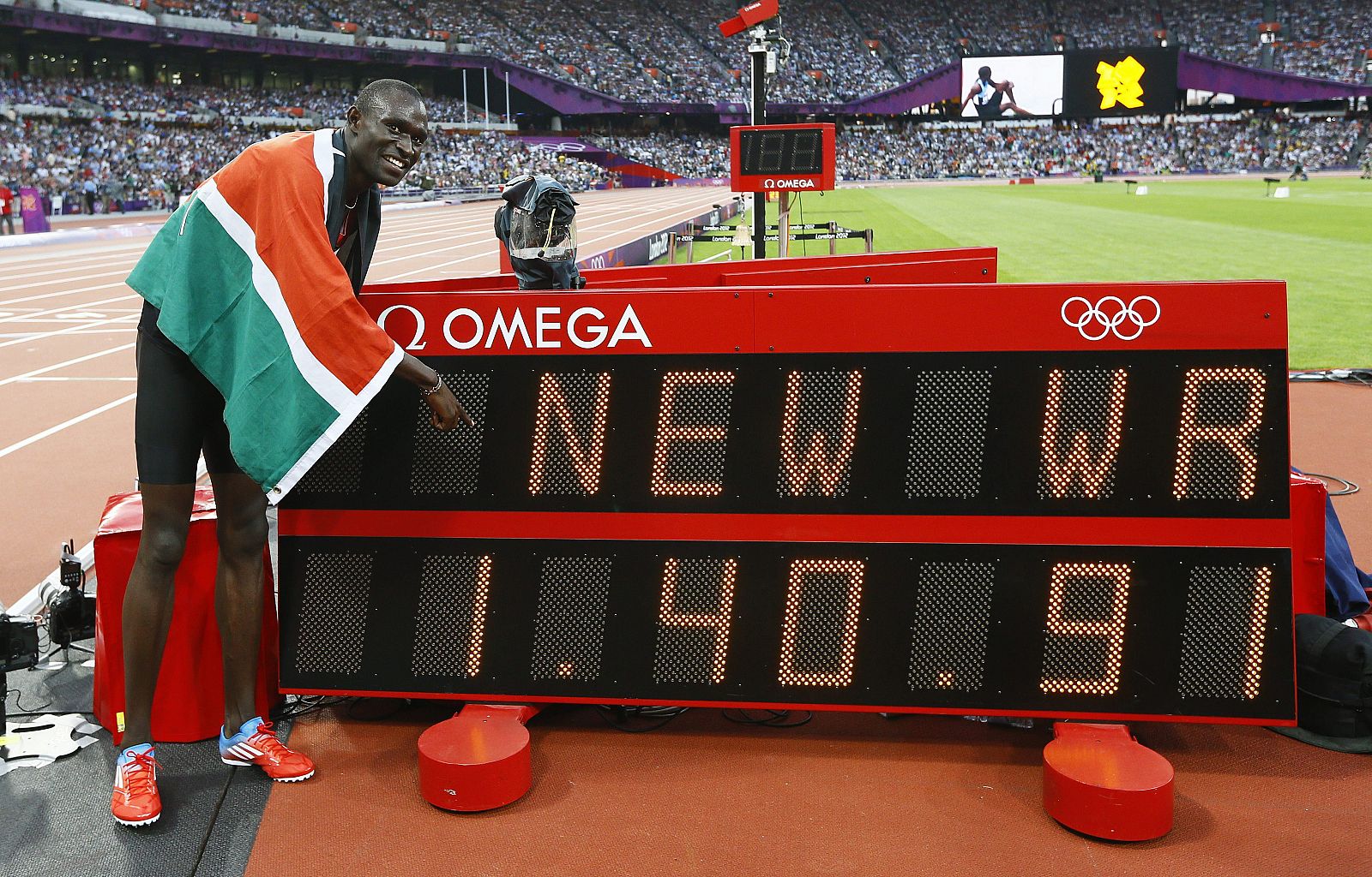 El keniata David Lekuta Rudisha señala el nuevo récord mundial tras su victoria an la final de los 800 metros masculinos