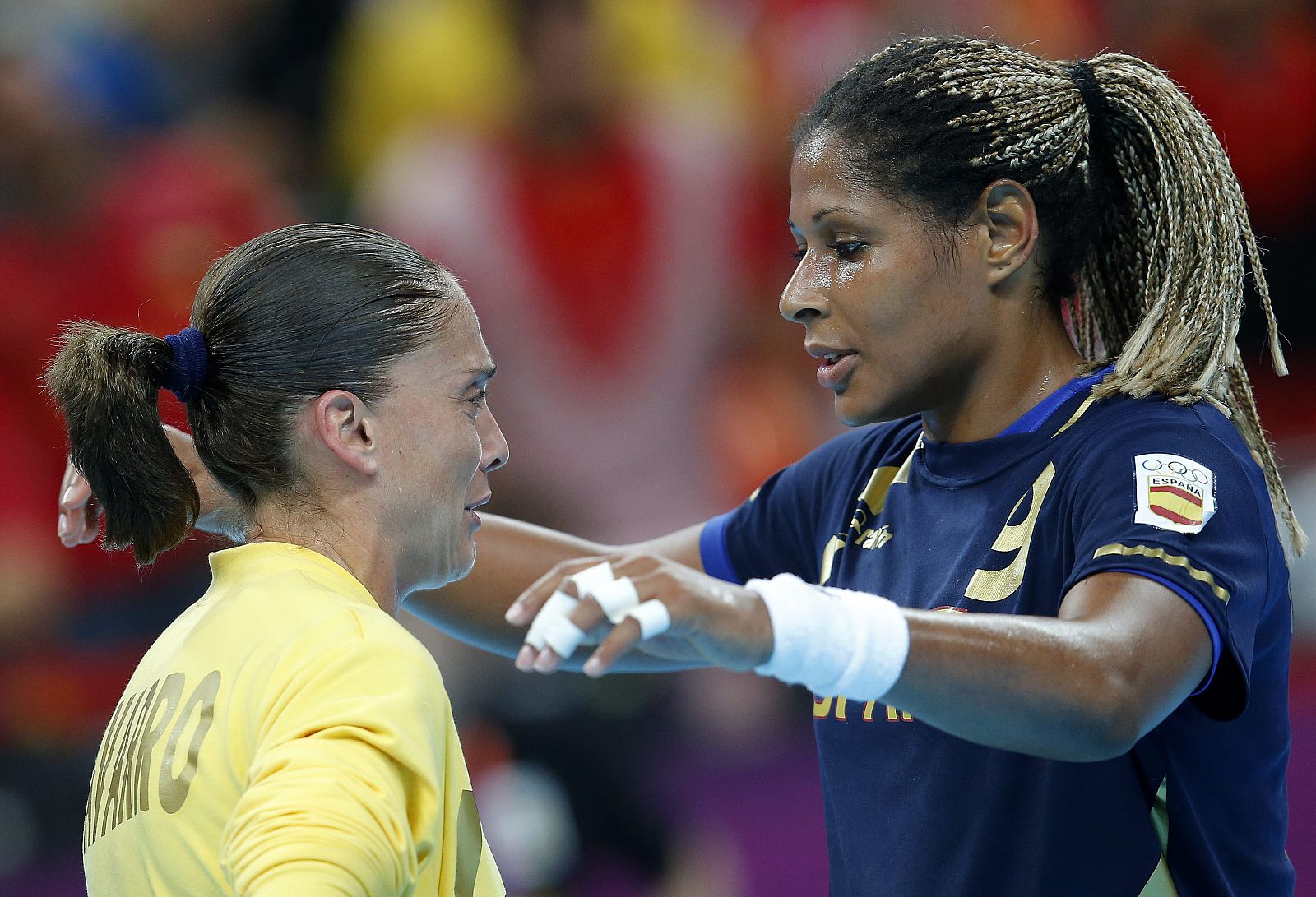 Las jugadoras españolas Silvia Navarro (i) y Marta Mangué, tras su derrota ante Montenegro, en las semifinales de balonmano femenino en los Juegos Olímpicos de Londres 2012.