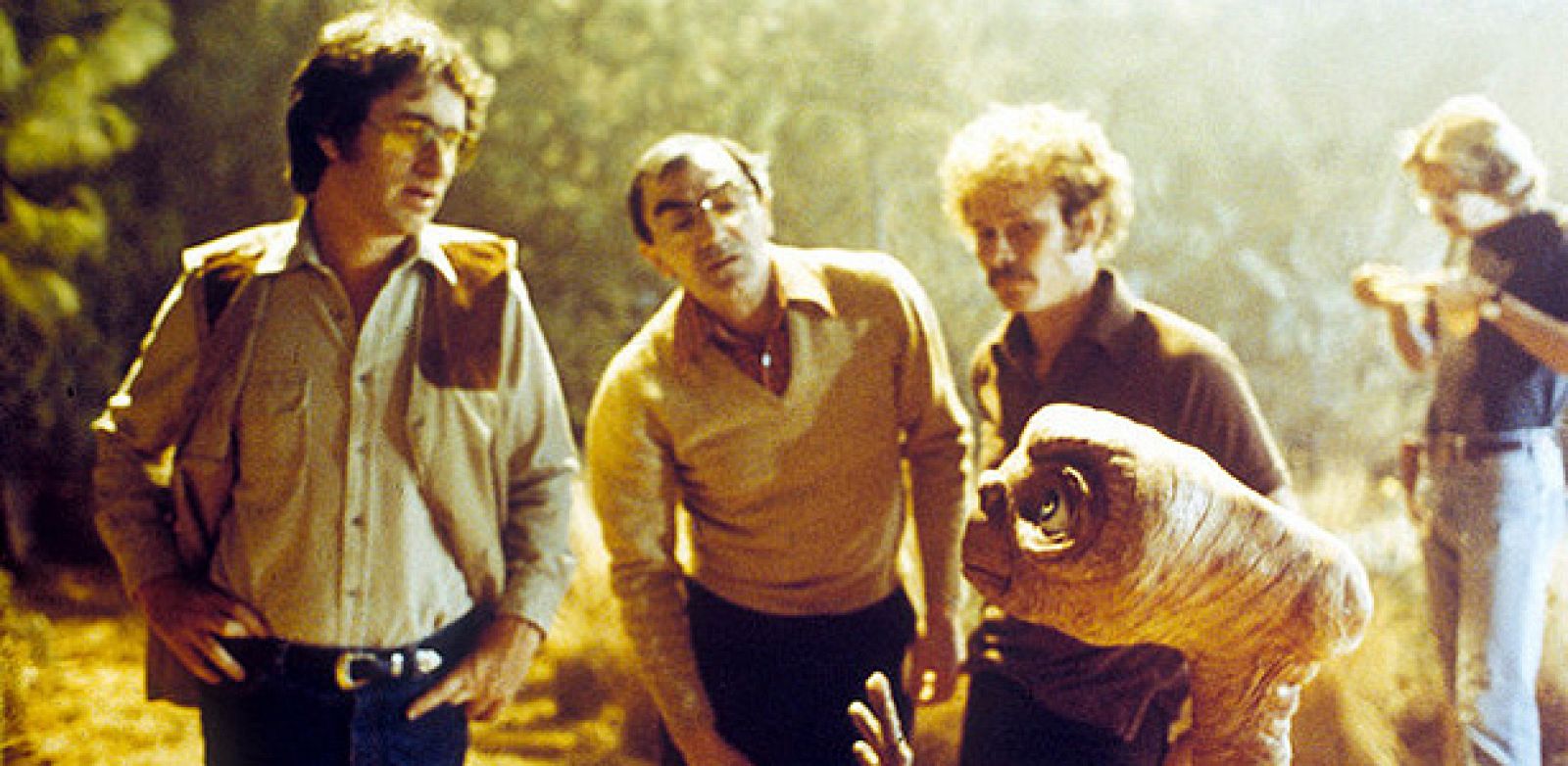 Steven Spielberg y Carlo Rambaldi (Centro) durante el rodaje de 'E.T.'