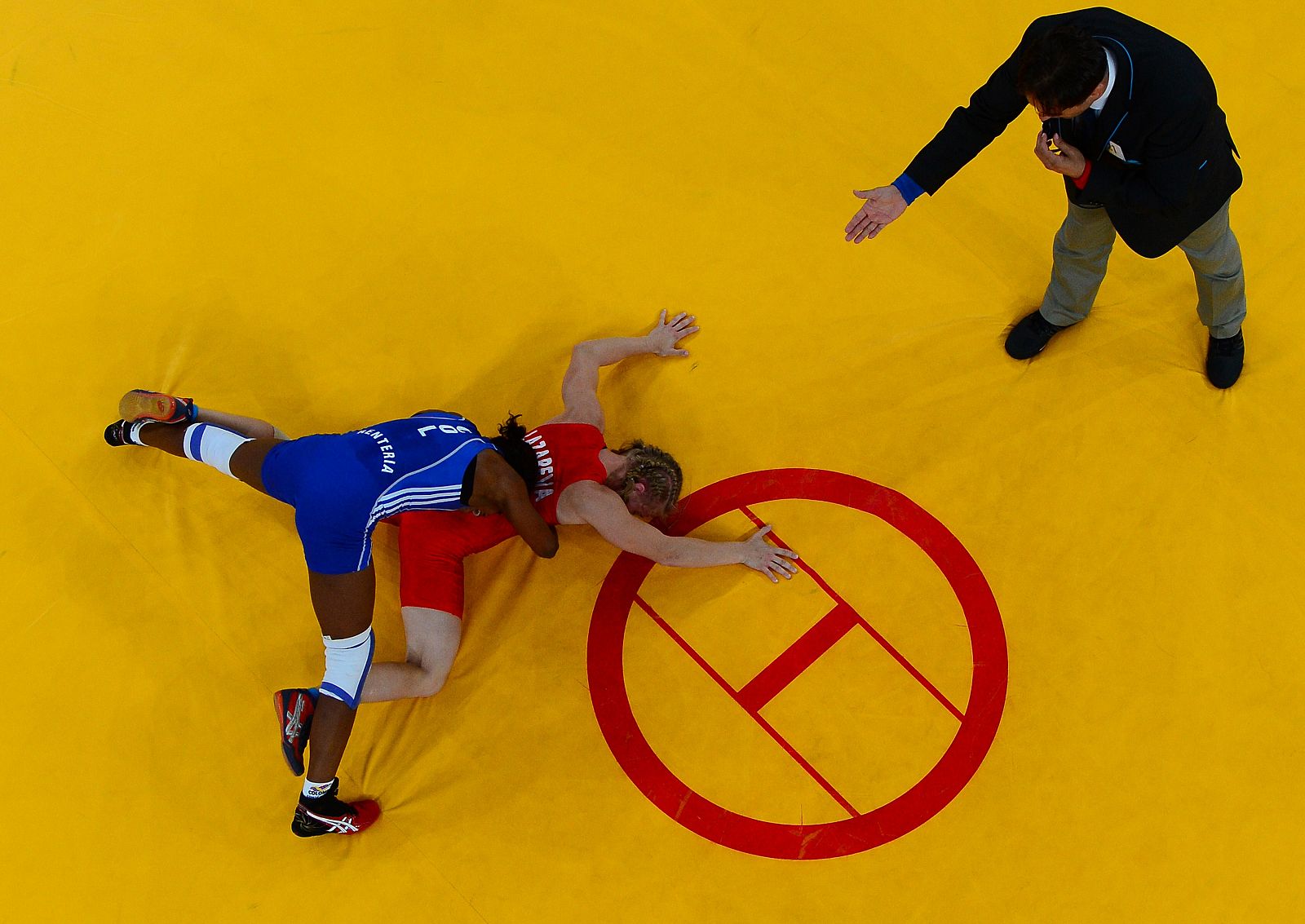 Imagen de un colegiado de lucha durante un combate en los Juegos Olímpicos de Londres 2012.