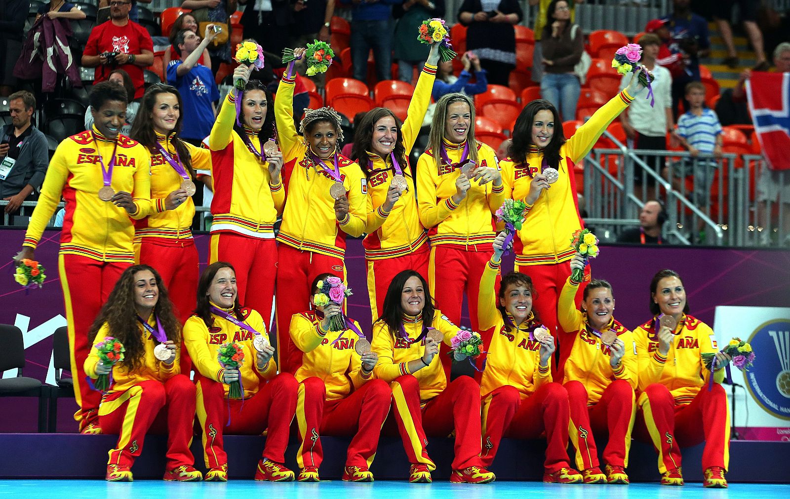 Las españolas celebran el bronce de balonmano en los Juegos Olímpicos Londres 2012.