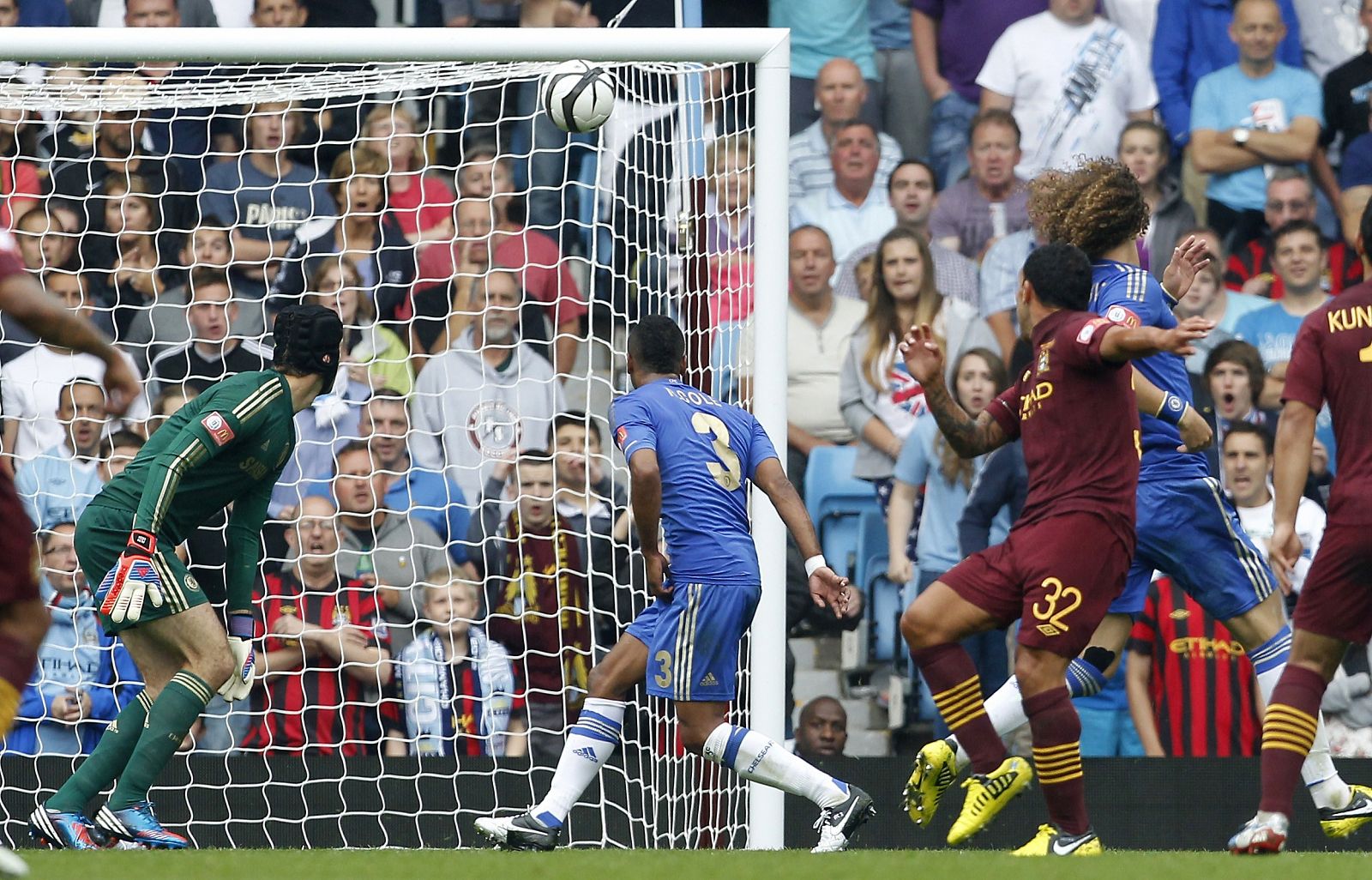 Carlos Tévez anota el segundo gol del City frente al Chelsea.