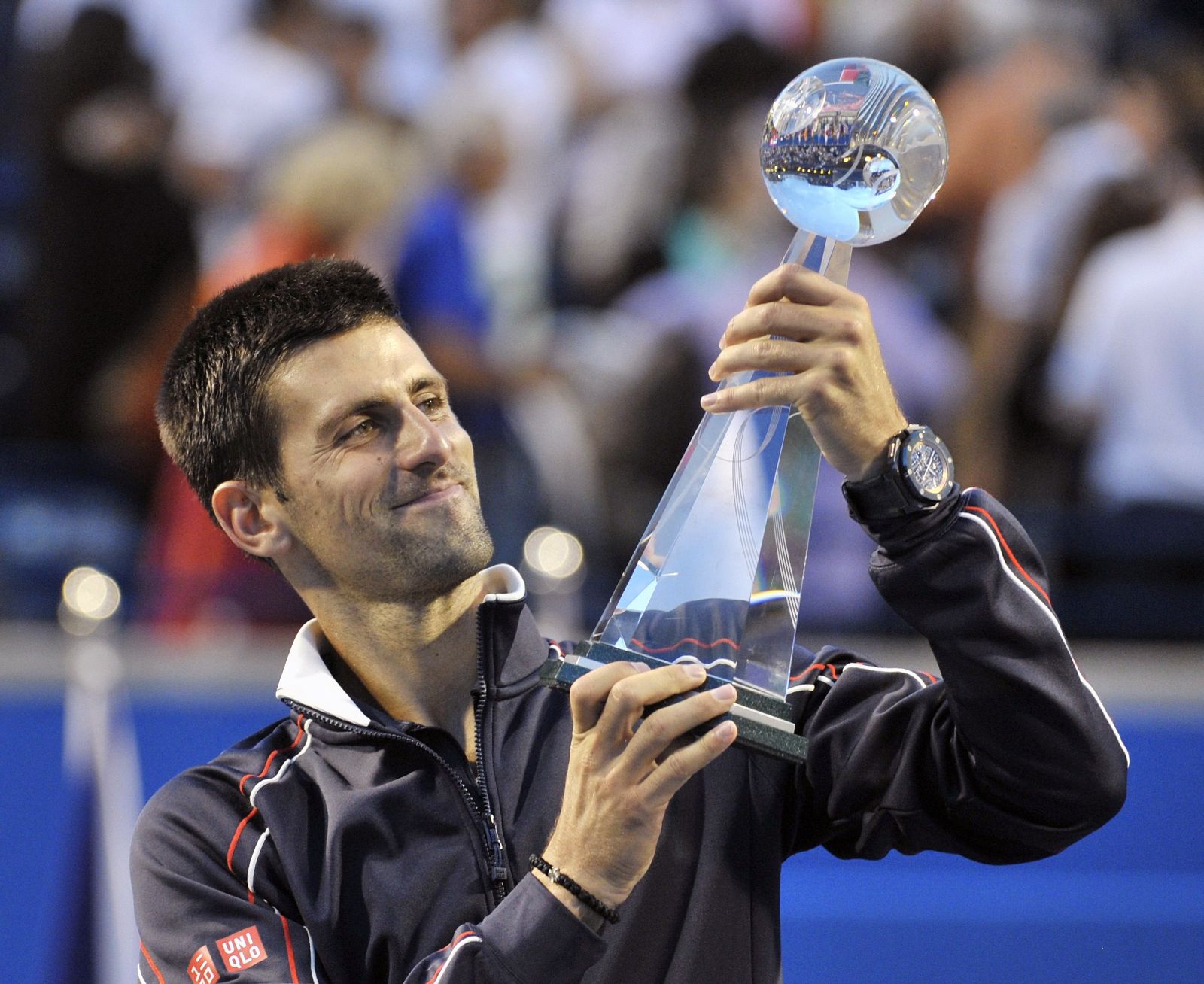 Djokovic sostiene el trofeo conquistado en el Master 1000 de Toronto