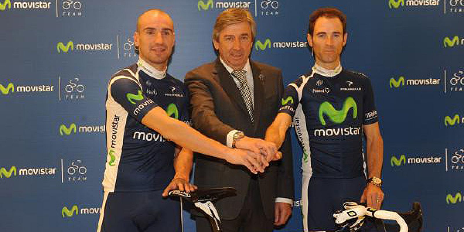 Juanjo Cobo junto a su compañero Alejandro Valverde y al mánager del equipo: Eusebio Unzué.