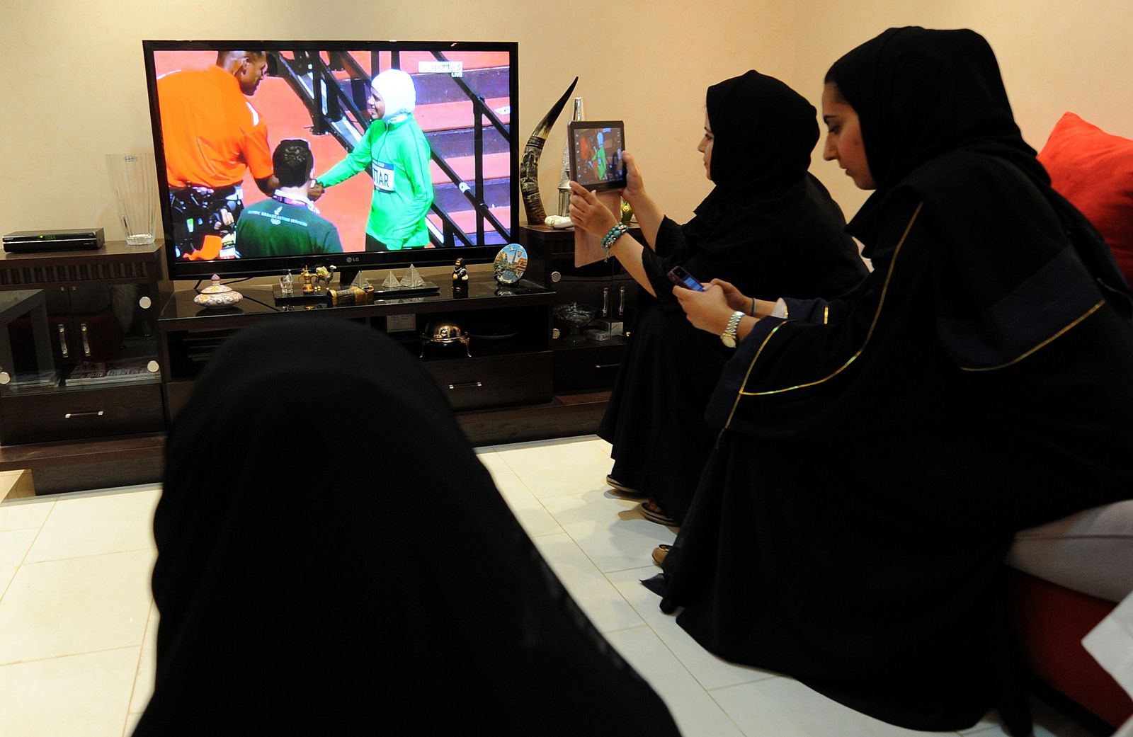 Mujeres sauditas viendo los Juegos Olimpicos de 2012