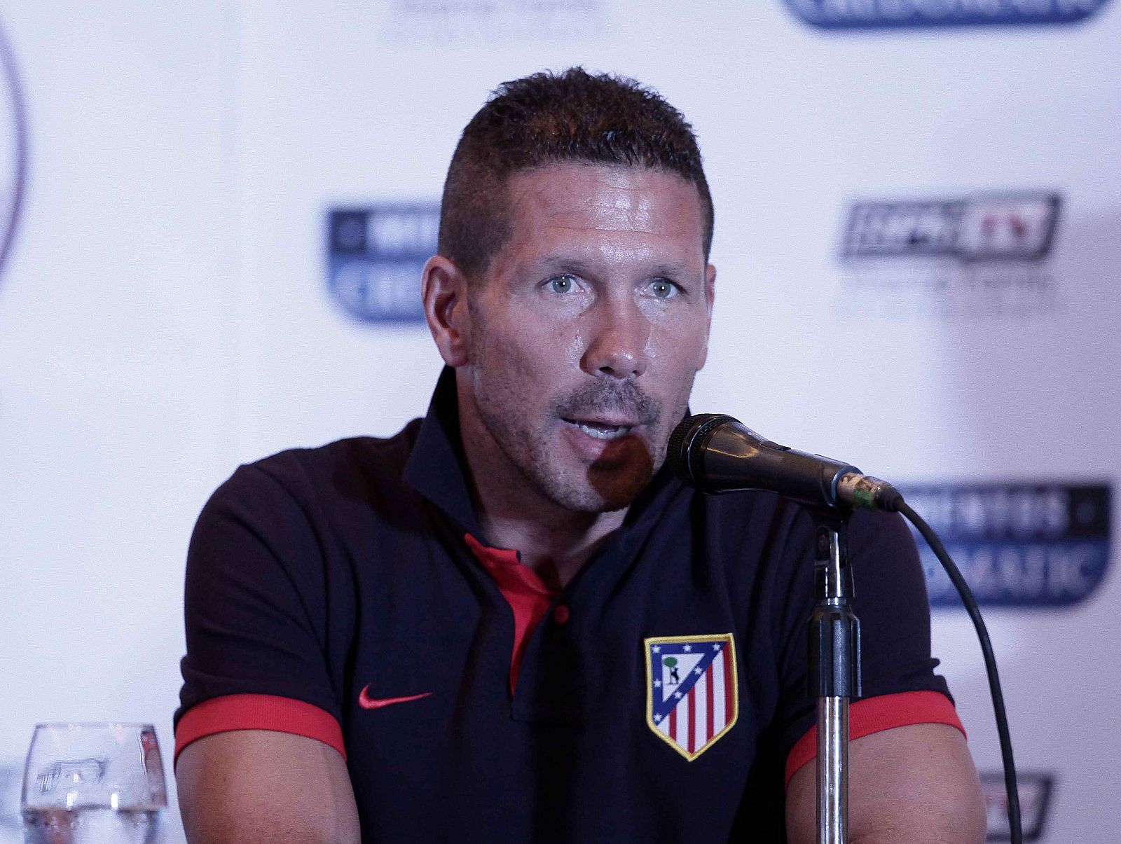 El argentino Diego Simeone, ha vuelto a criticar los horarios que ha asignado la LFP para las primeras jornadas de la competición y que obligarán al club rojiblanco a jugar a las 23:00h. de la noche.