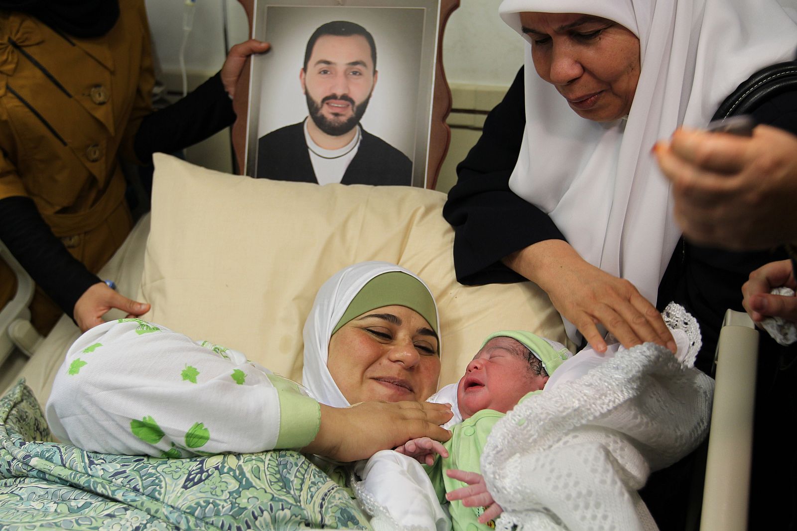 Dalal Rabaya sostiene en brazos a su hijo Mohand en un hospital de la ciudad cisjordana de Naplusa