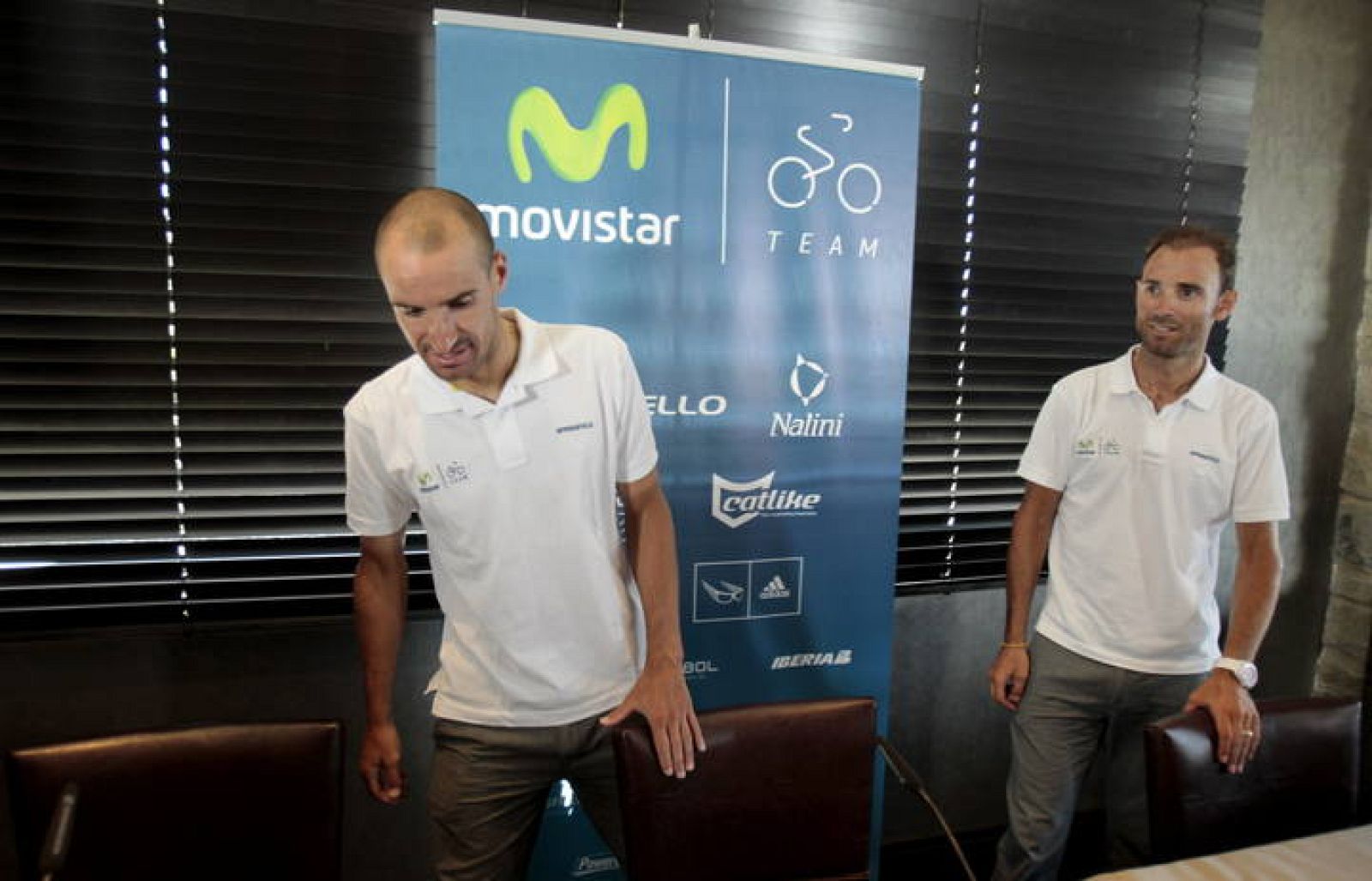 Juan José Cobo (i) y su compañero Alejandro Valverde (d), momentos antes de la rueda de prensa.