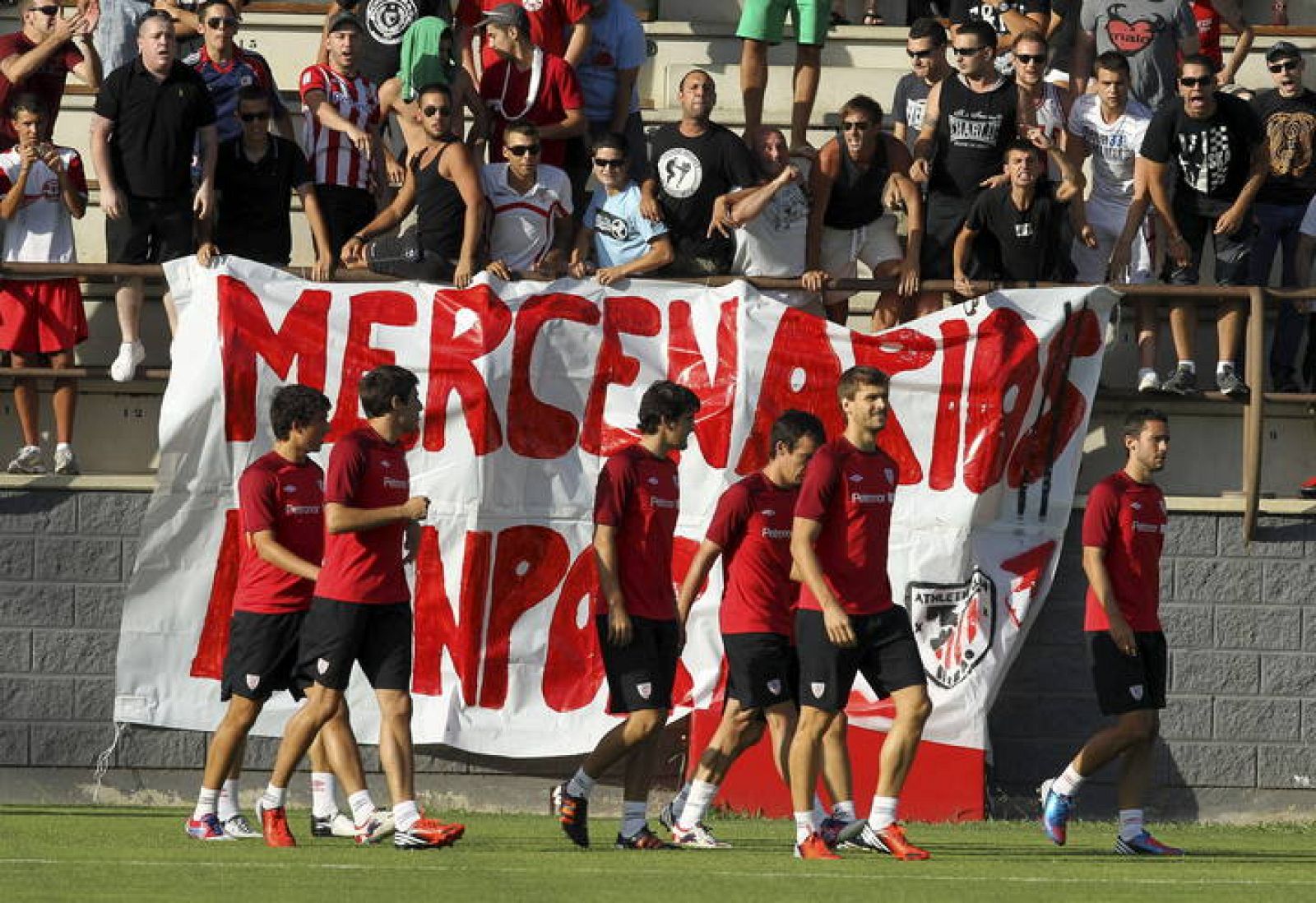 Los jugadores del Athletic Club de Bilbao, durante la sesión de entrenamiento en Lezama.