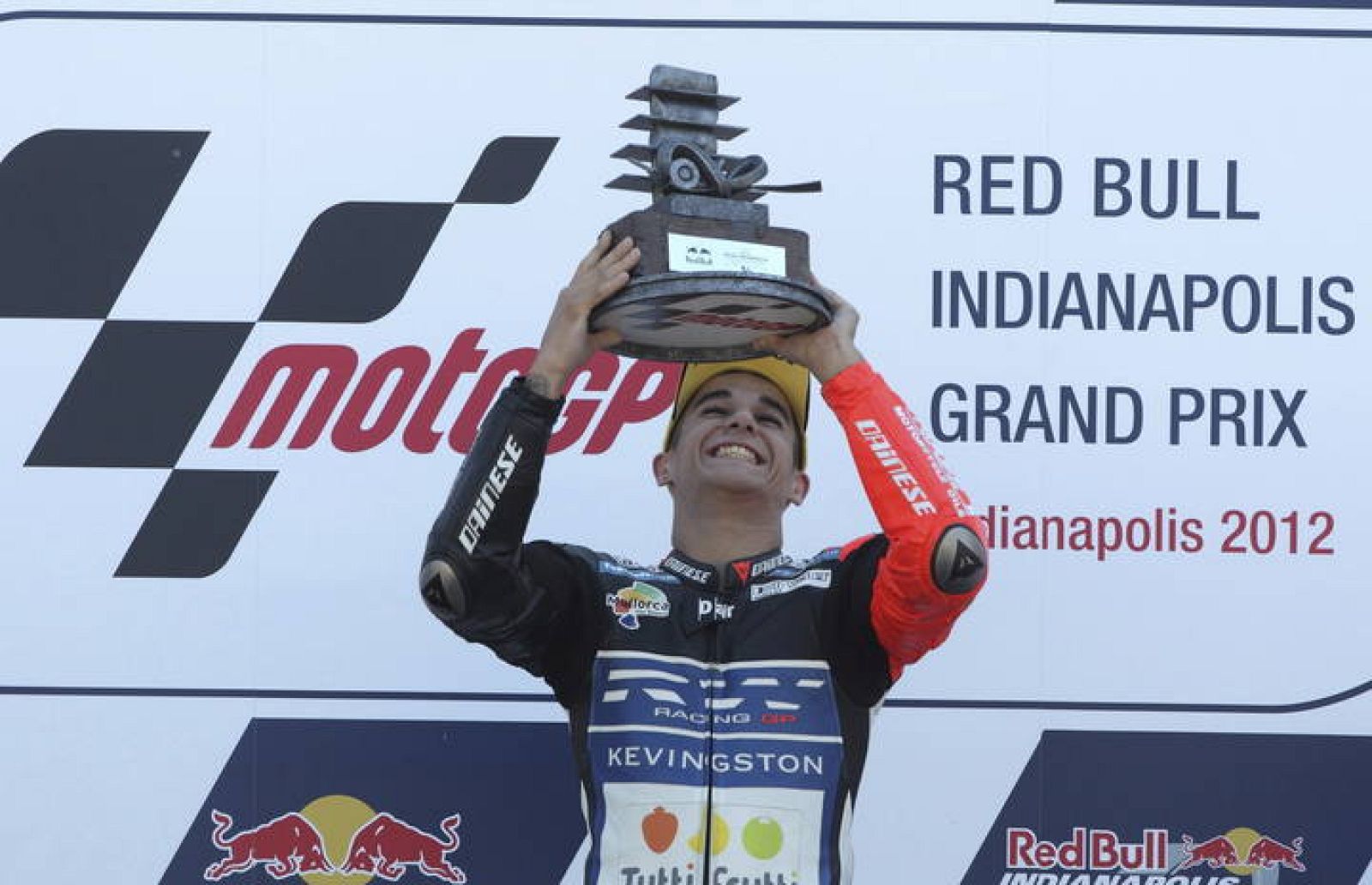 El español Luis Salom levanta el trofeo de vencedor de Moto3 tras su victoria en Indianápolis.
