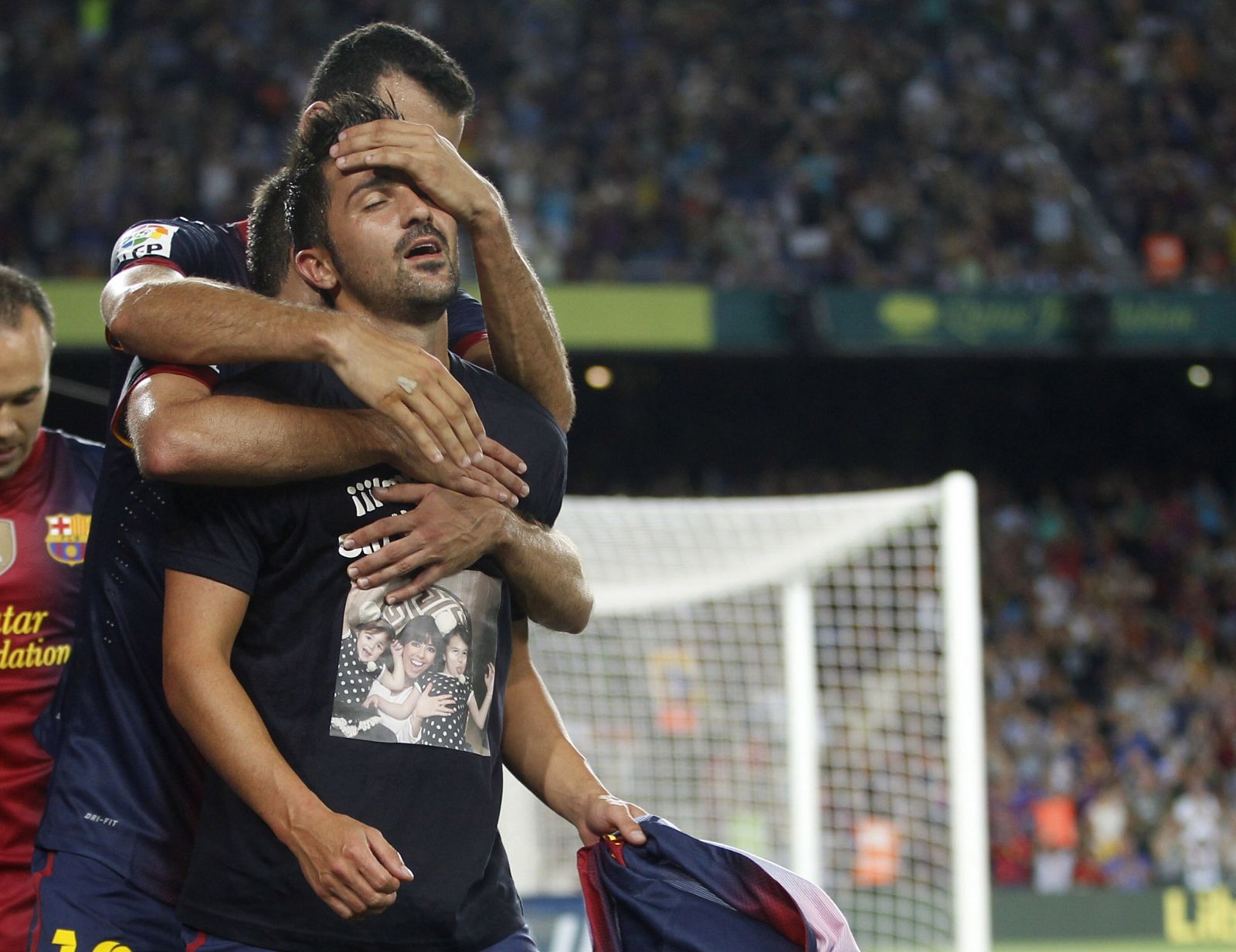David Villa celebra con sus compañeros su gol ante la Real Sociedad.