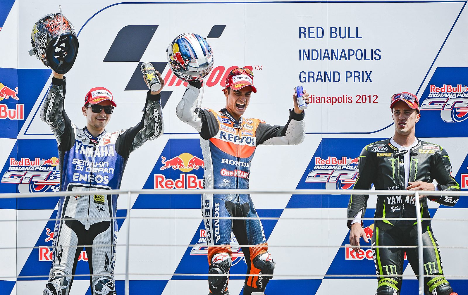 Dani Pedrosa (i), Jorge Lorenzo (c), y Andrea Dovizioso (d), celebran el primer, segundo y tercer puesto.