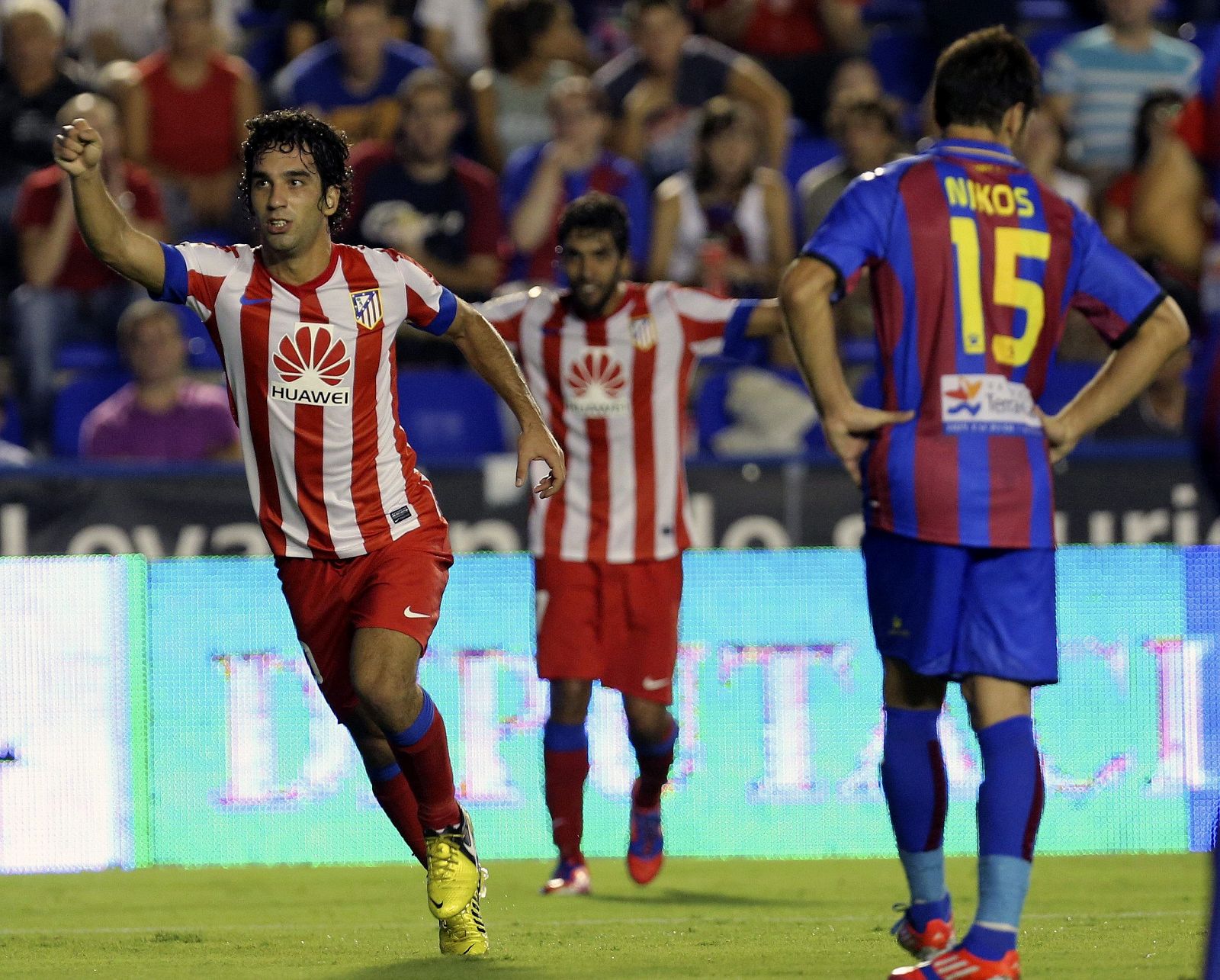 El centrocampista turco del Atlético, Arda Turan (i) , tras conseguir el gol del colchonero.