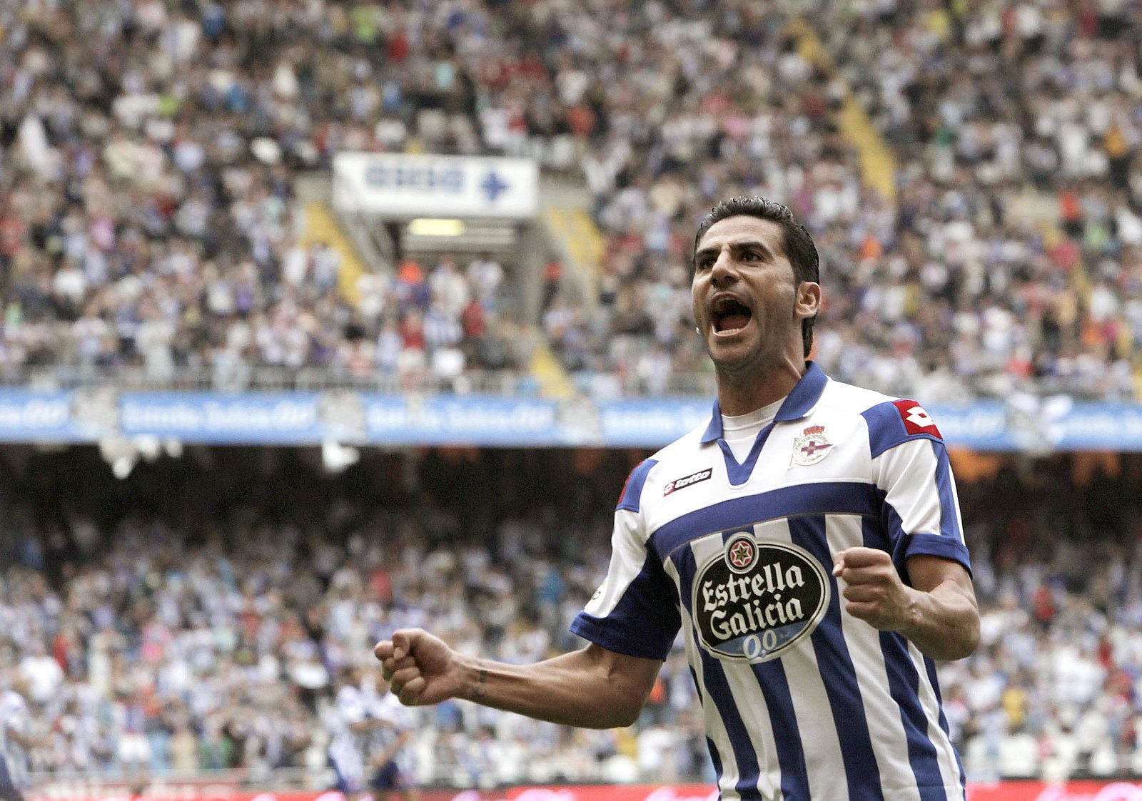 El jugador del Deportivo de La Coruña Riki celebra el primer gol de su equipo durante el encuentro frente a Osasuna disputado en el Estadio de Riazor.