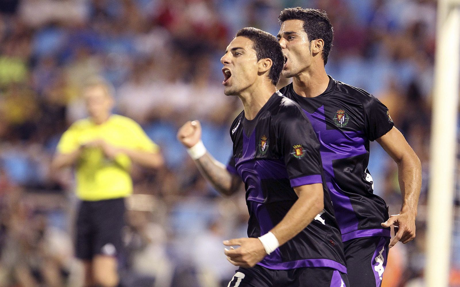 Los jugadores del Valladolid Oscar y Javi Guerra celebran el gol del equipo pucelano.