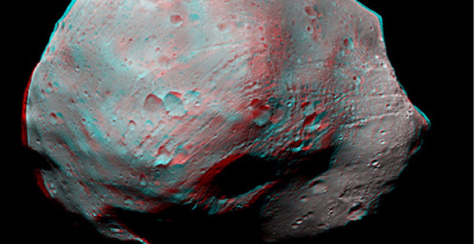 La sonda Mars Express de la ESA tomó la imagen cuando se encontraba a menos de 100 kilómetros de la superficie del satélite