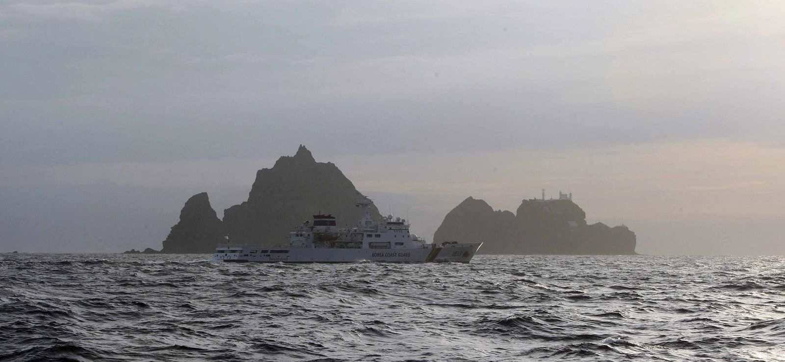 Un guardacostas coreano patrulla las aguas de las islas Dokdo, disputadas con Japón