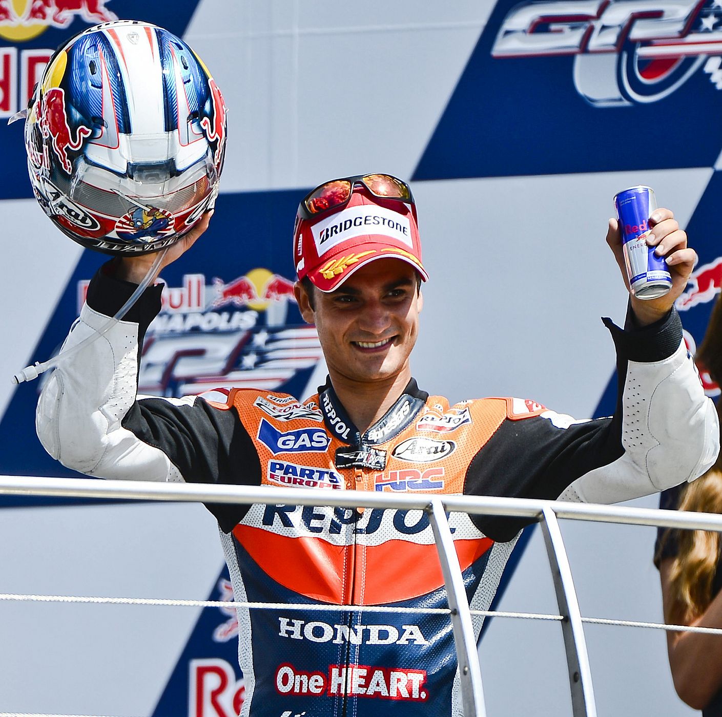 El español Dani Pedrosa celebra ganar la carrera de Moto GP del Gran Premio de Indianápolis.