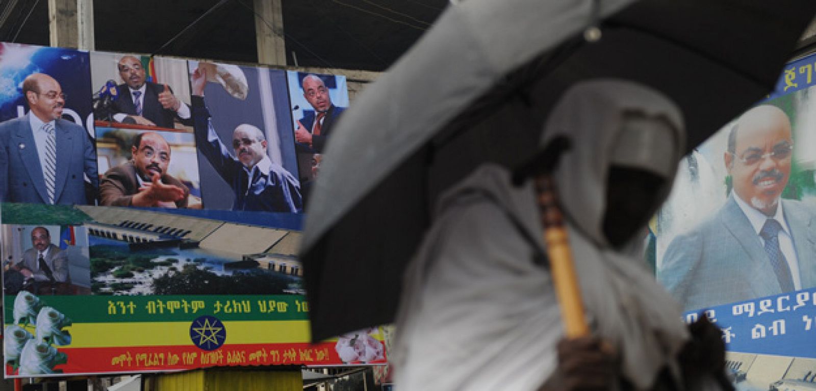 Una mujer etíope camina delante de un poster del fallecido primer ministro, Meles Zenawi, en la capital Adís Abeba este 22 de agosto.