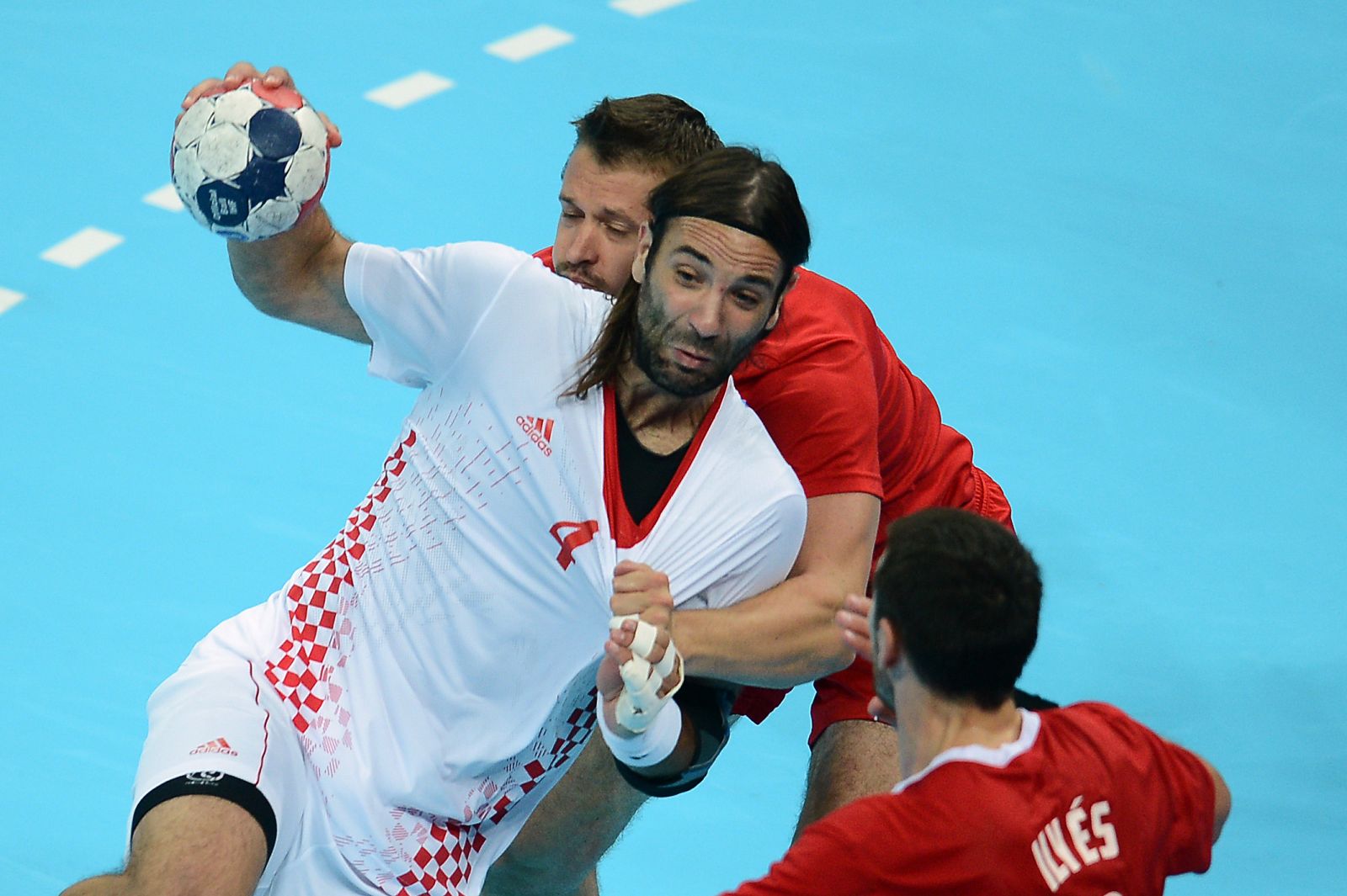 El central croata Ivano Balic durante el partido por la medalla de bronce de Londres 2012 que enfrentaba a su selección con Hungría.