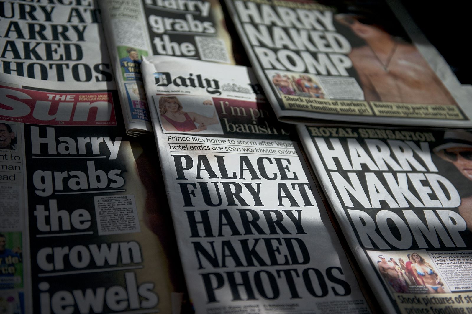 Las portadas de los periódicos británicos se hacen eco de la polémica del príncipe Enrique.