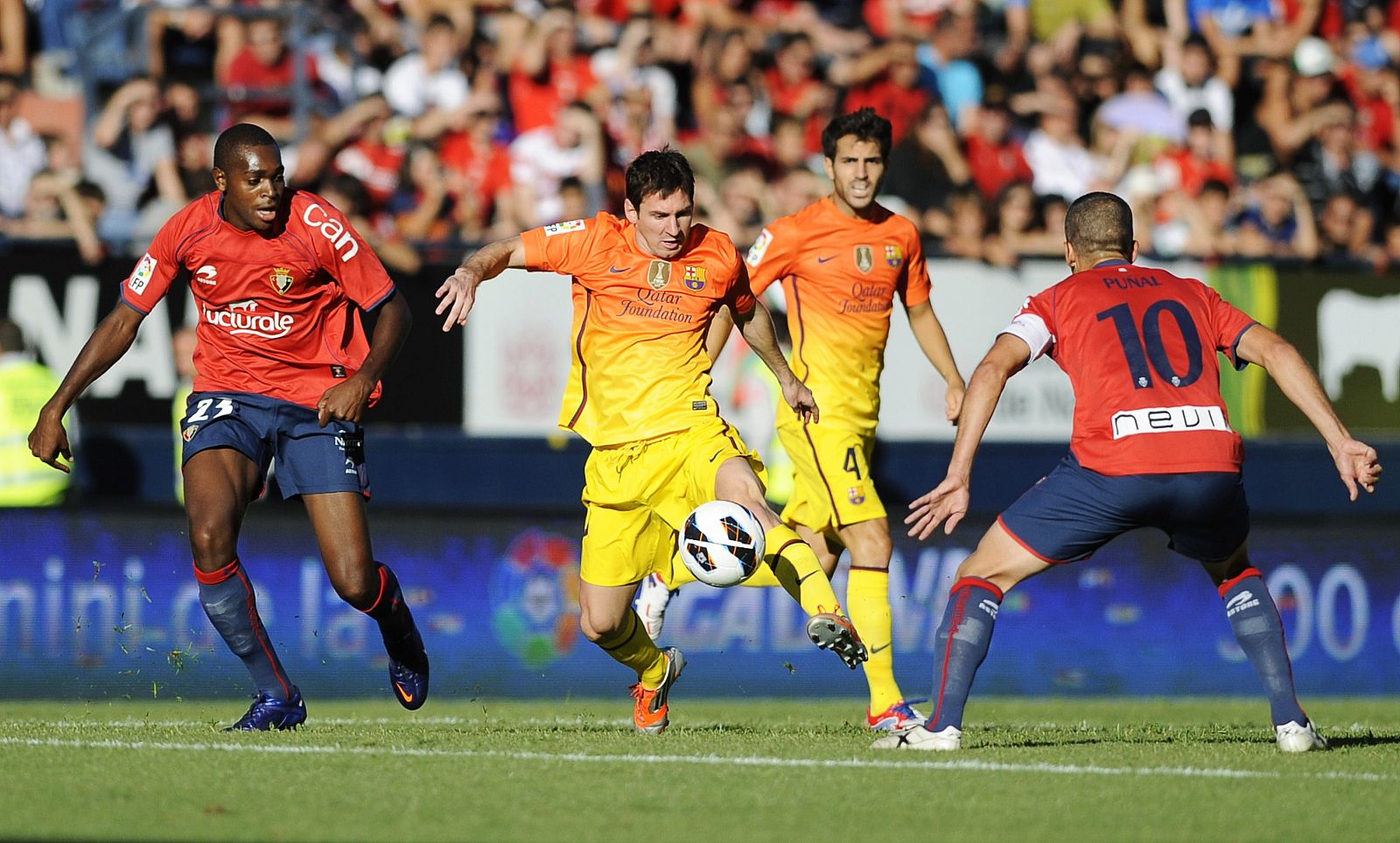 El argentino, Lionel Messi, intenta escaparse de Puñal y Loe, de Osasuna