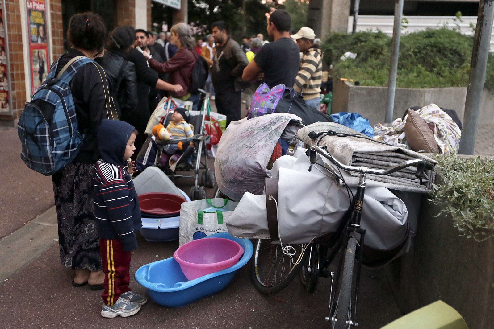 Inmigrantes de etnia gitana en Evry, cerca de París, tras ser desalojados de su campamento