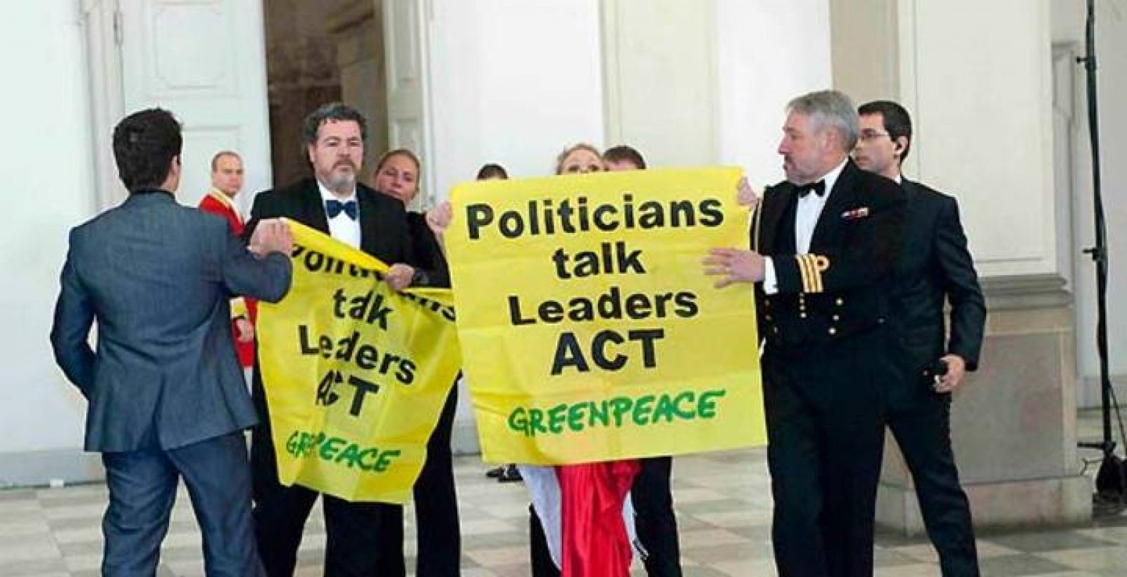 El ex director de Greenpeace, Juan López de Uralde, junto a otros activistas de la ONG antes de ser detenidos en la Cumbre Climática Mundial de 2009 en Dinamarca (foto de archivo).