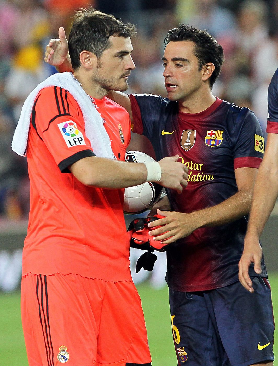 Iker Casillas y Xavi Hernández se saludan tras el pasado Barça-Madrid de Supercopa