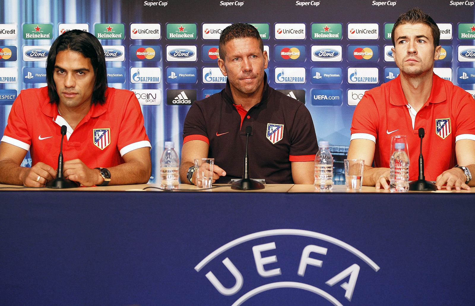 Simeone ofrece una rueda de prensa junto a sus jugadores Radamel Falcao (izq) y Gabi (der) en Mónaco.