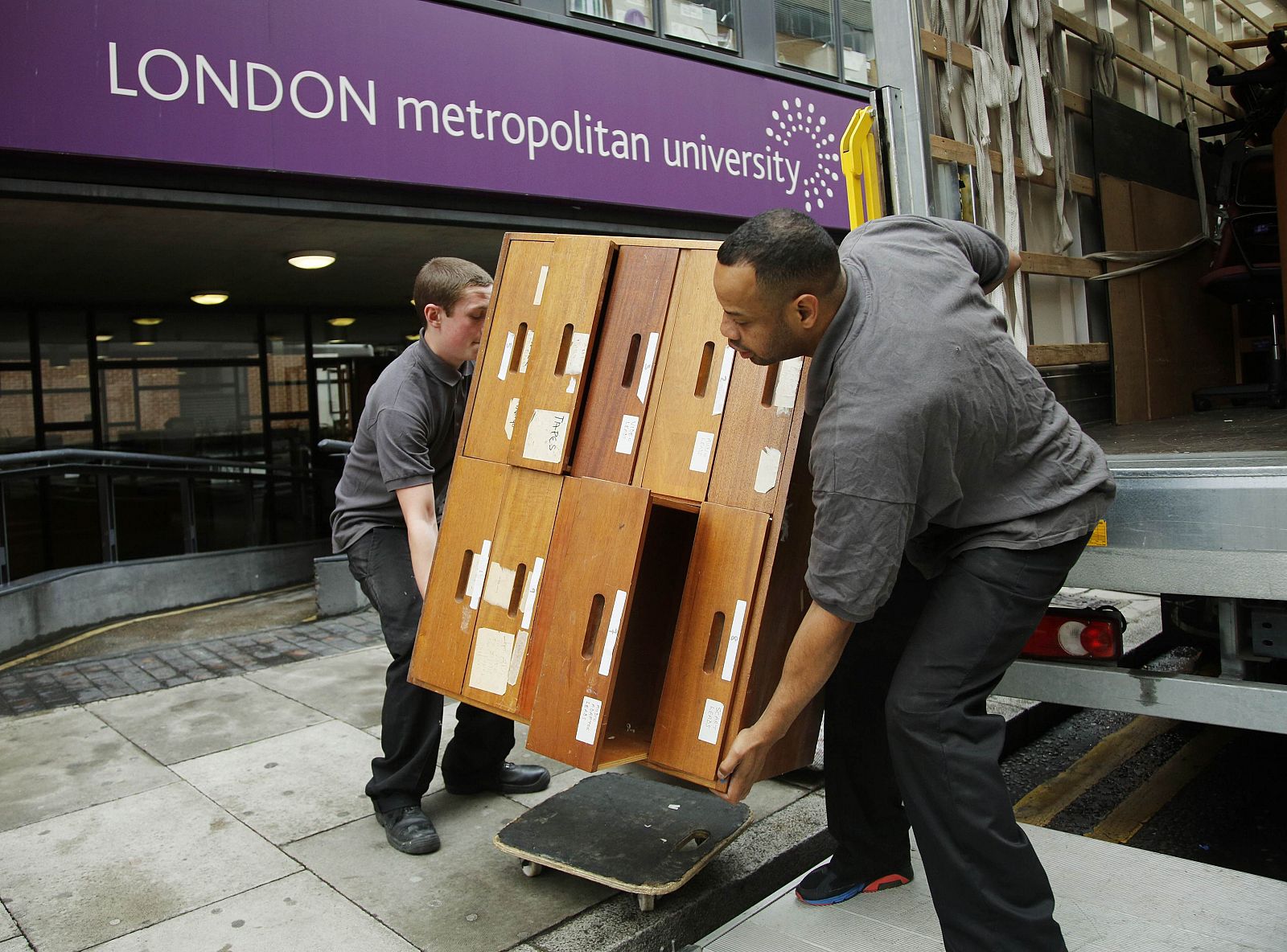Trabajadores sacan muebles de la London Metropolitan University, de donde mas de 2000 estudiantes podrian ser expulsados