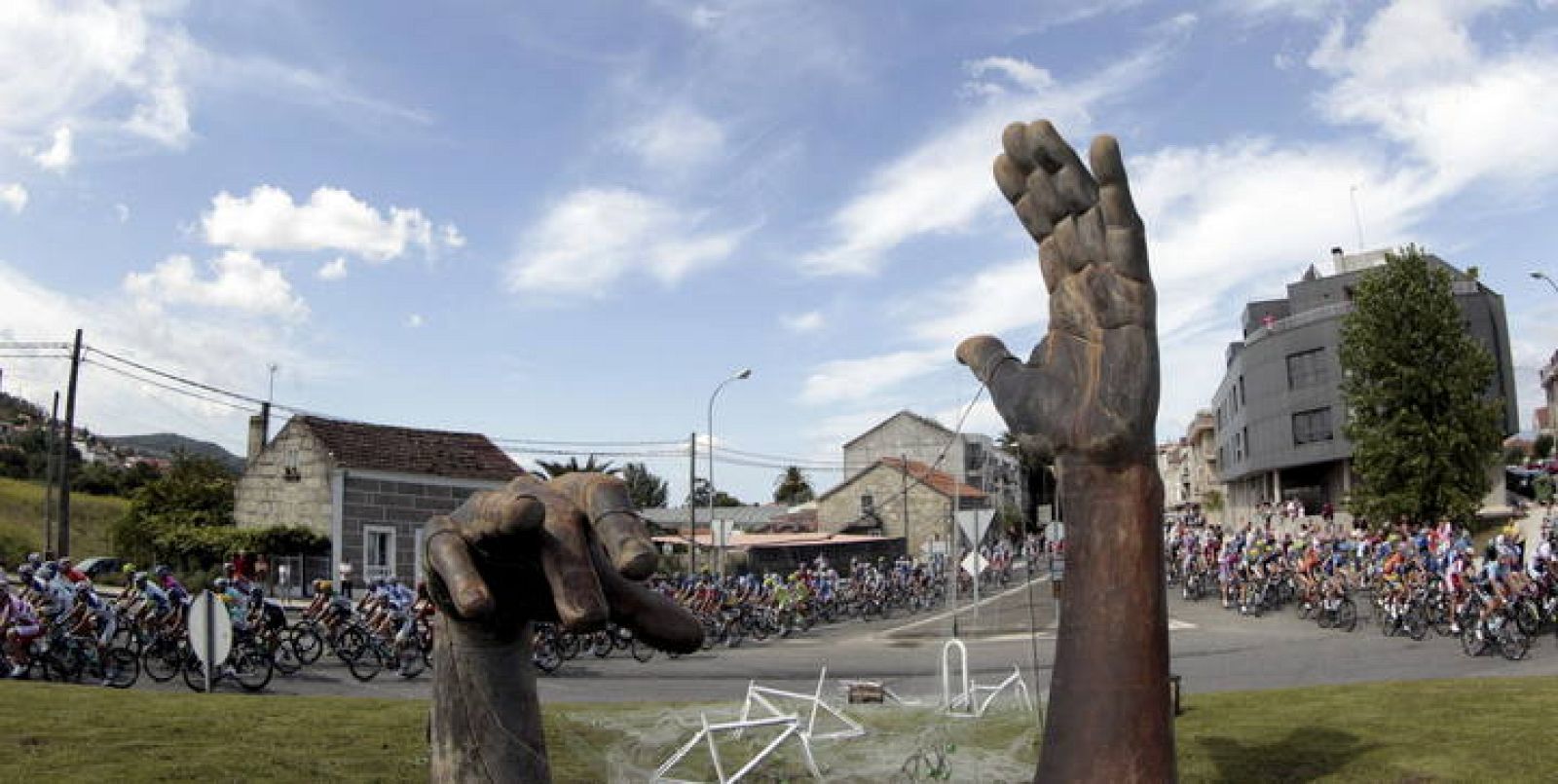 El pelotón a la salida de Vilagarcía de Arousa durante la duodécima etapa de la Vuelta ciclista a España 2012.