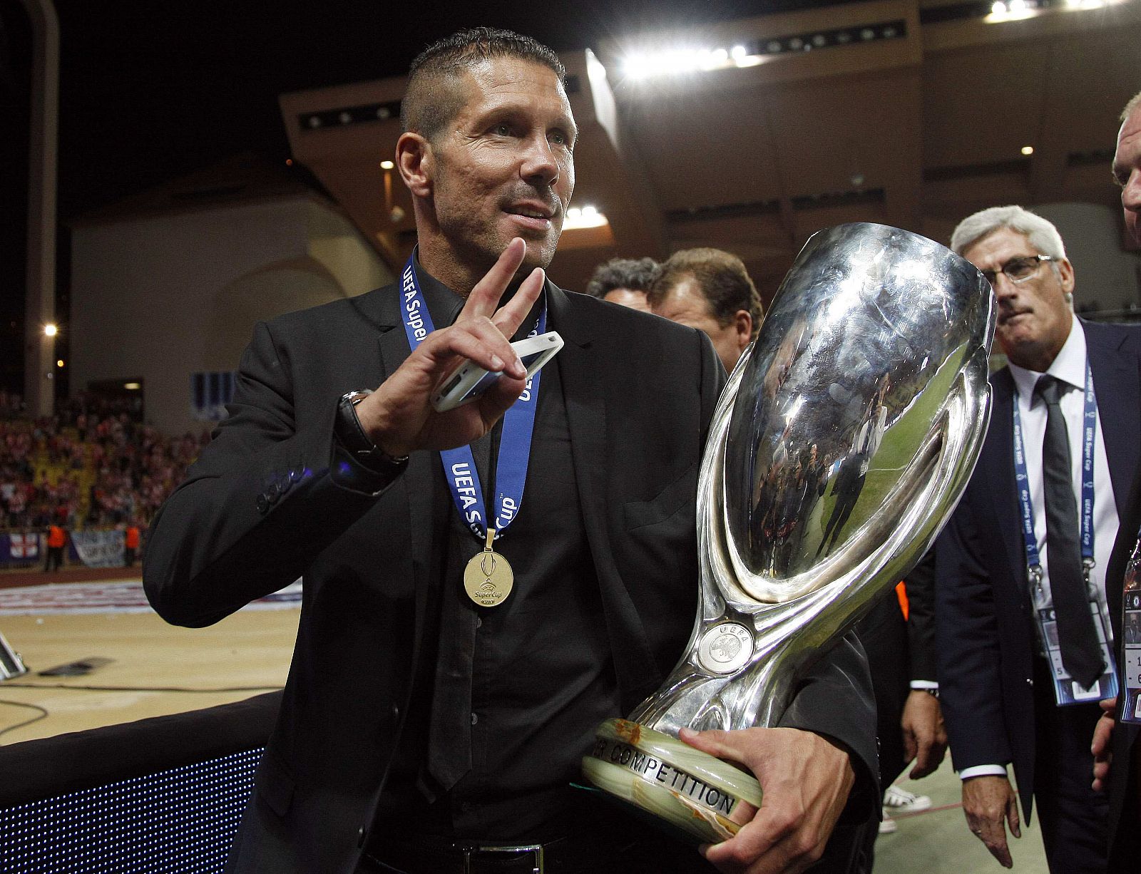 El entrenador del Atlético de Madrid, Diego Pablo Simeone, con la Supercopa