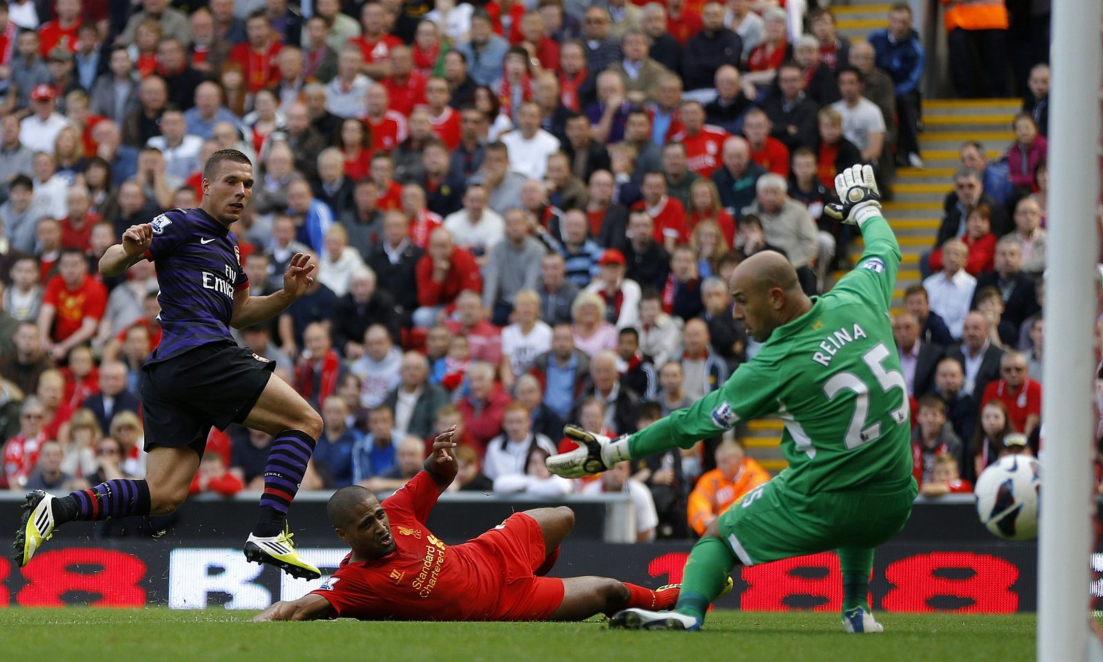 Reina, en un partido con el Liverpool.