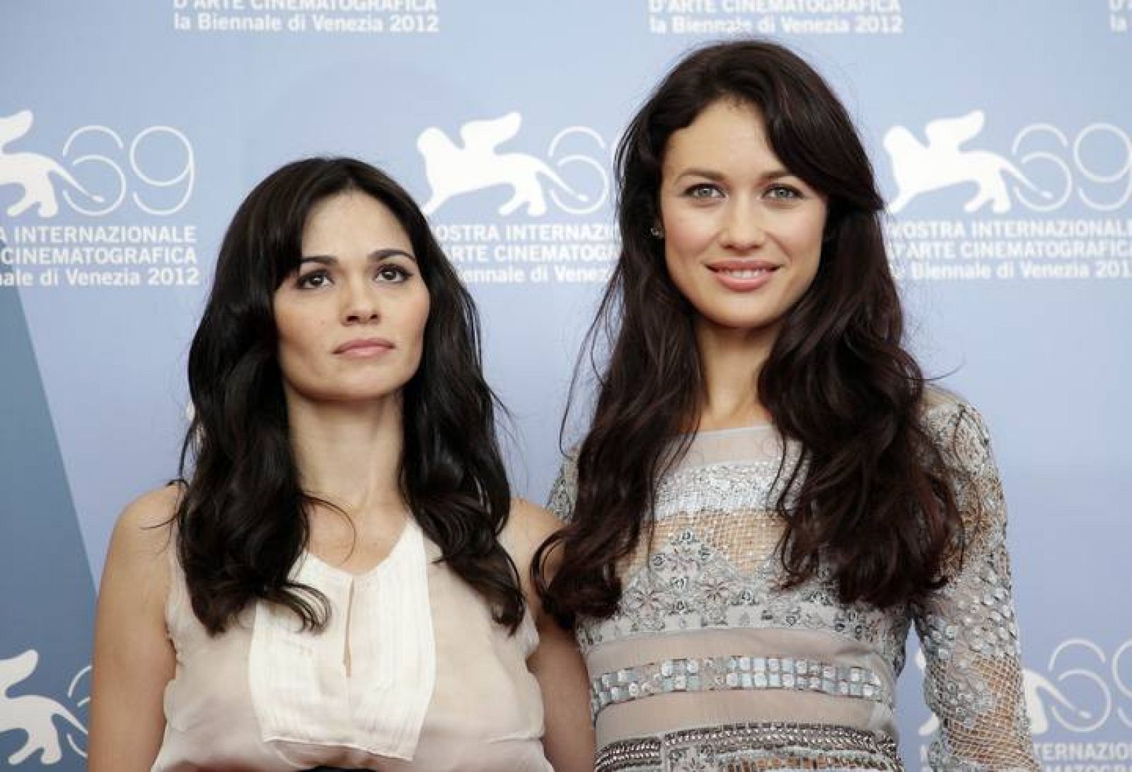 Las actrices Romina Mondello (i) y Olga Kurylenko asisten a la presentación de 'The Wonder' en la Mostra de Venecia
