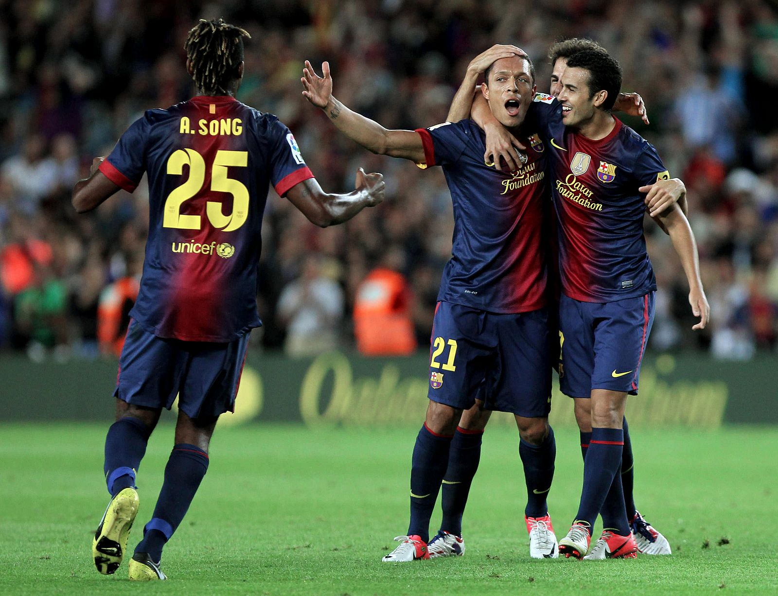 El defensa brasileño del FC Barcelona Adriano Correia (c) celebra su gol.