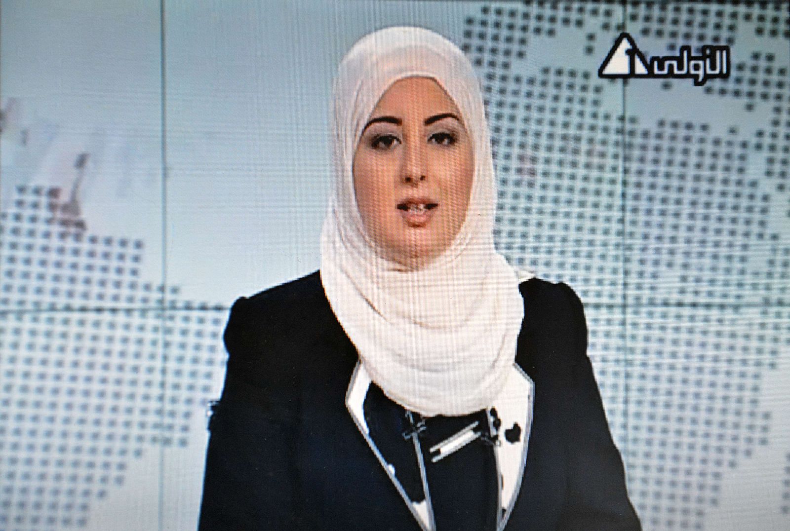 Fatima Nabil, con velo, presenta el informativo de la televisión estatal egipcia el 2 de septiembre