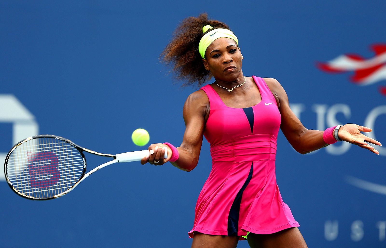 Serena Williams devuelve una bola a la checa Andrea Hlavackova