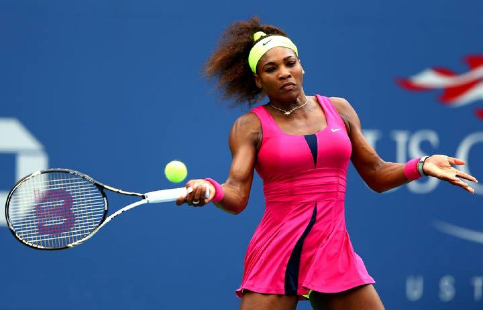 Serena Williams devuelve una bola a la checa Andrea Hlavackova