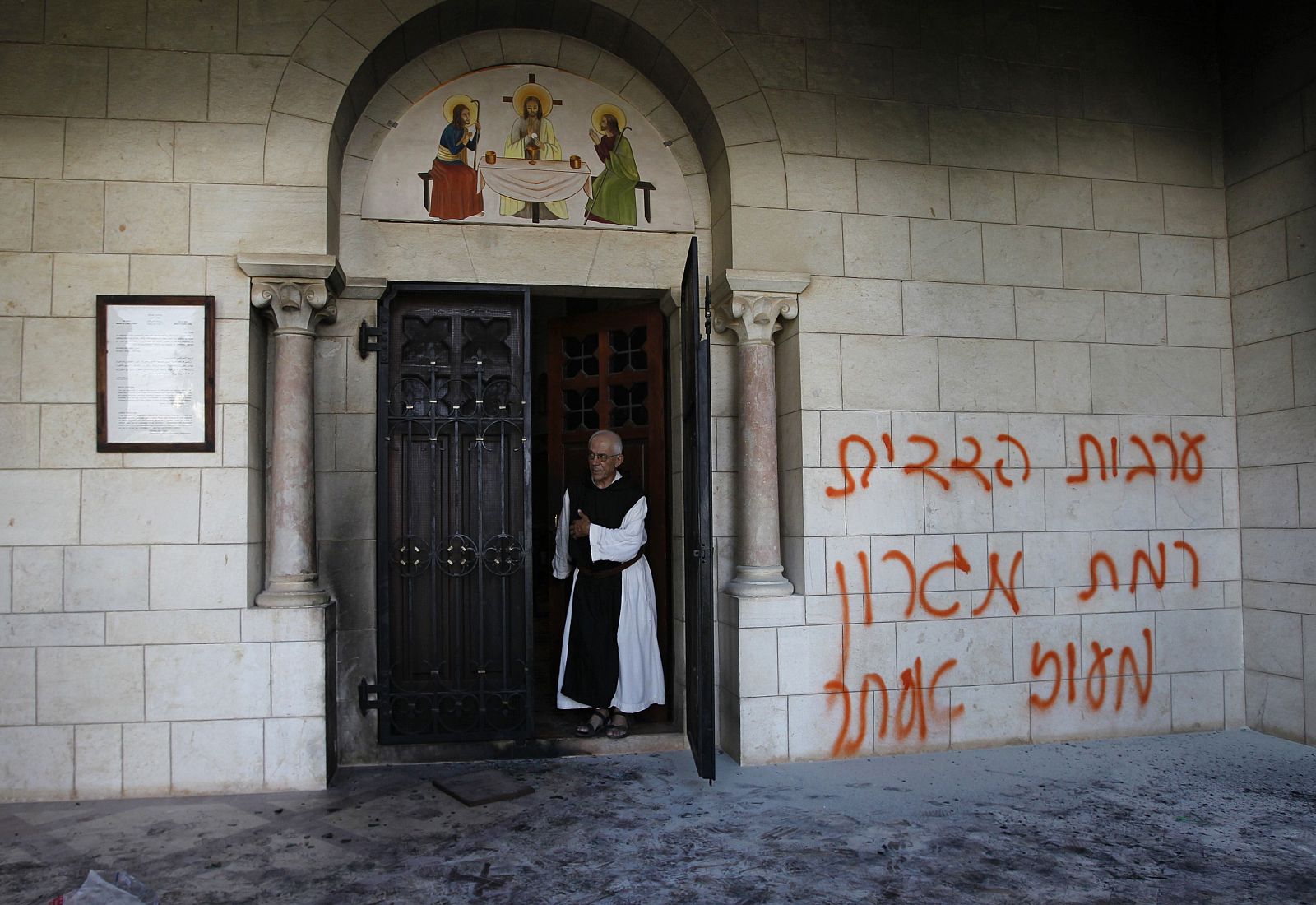 Fachada del convento de Latrún, cerca de Jerusalén, con pintadas en hebreo