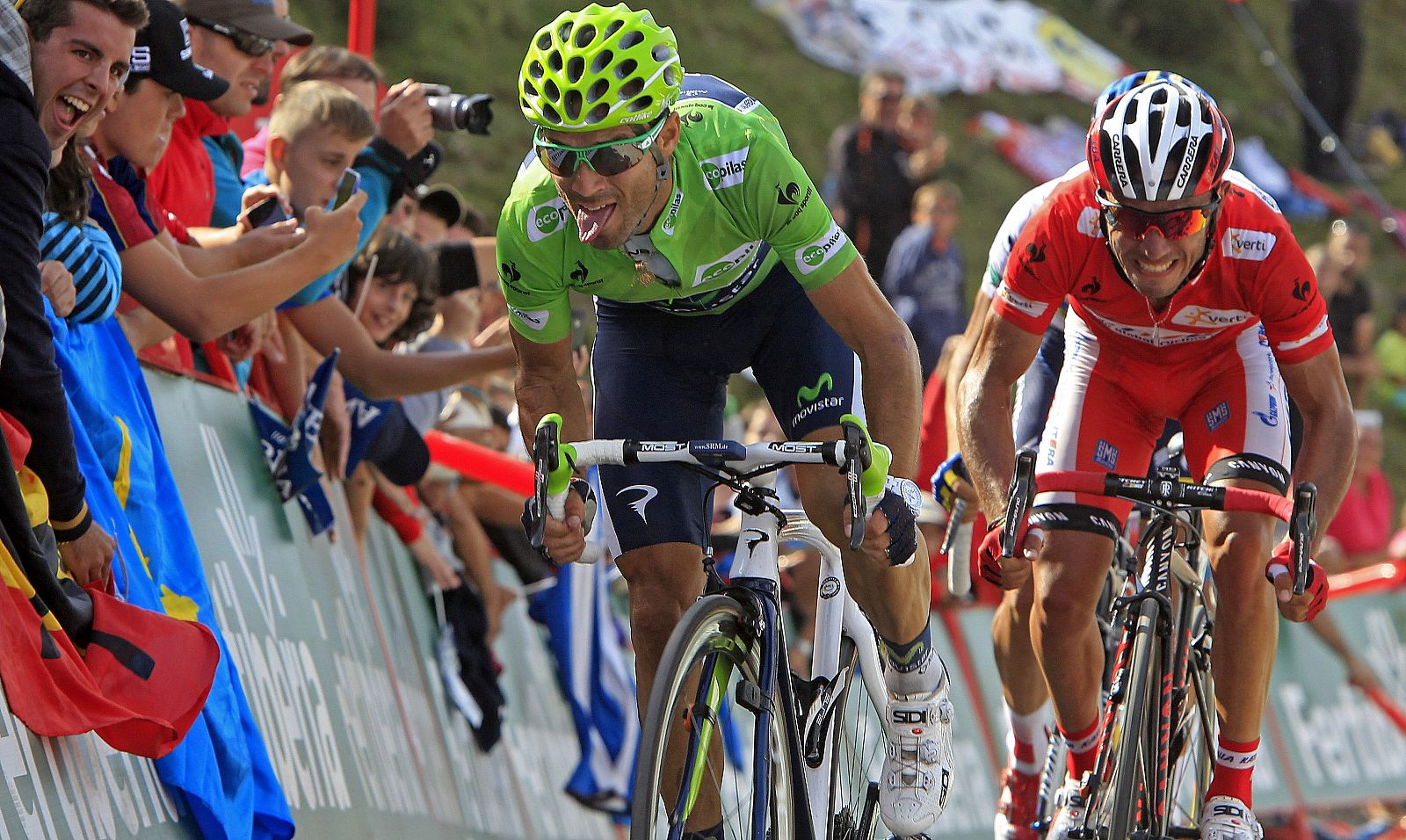 Alejandro Valverde, junto a Purito Rodríguez, en la meta de los Lagos de Covadonga.