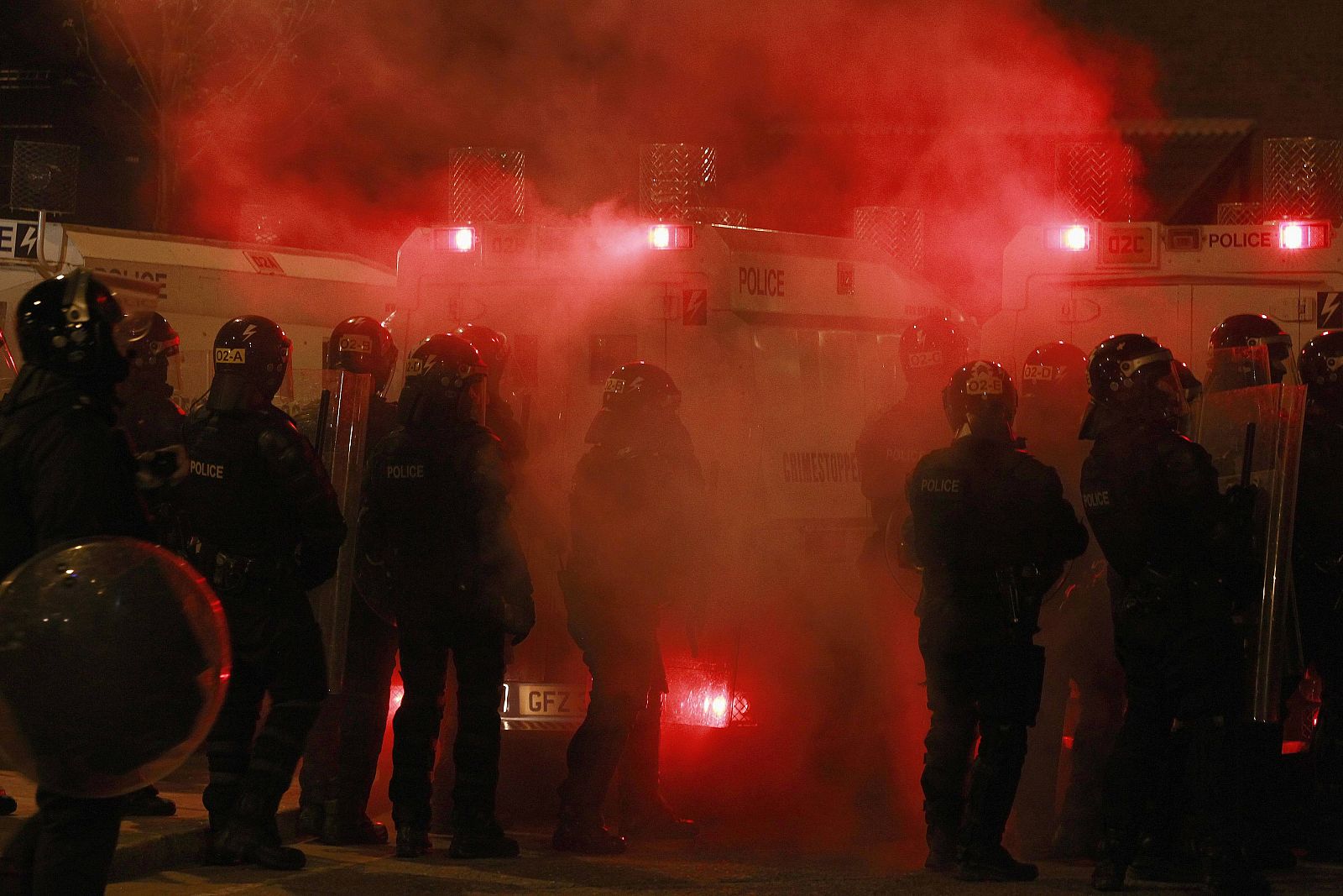 Policías durante la noche en Belfast, Irlanda del Norte